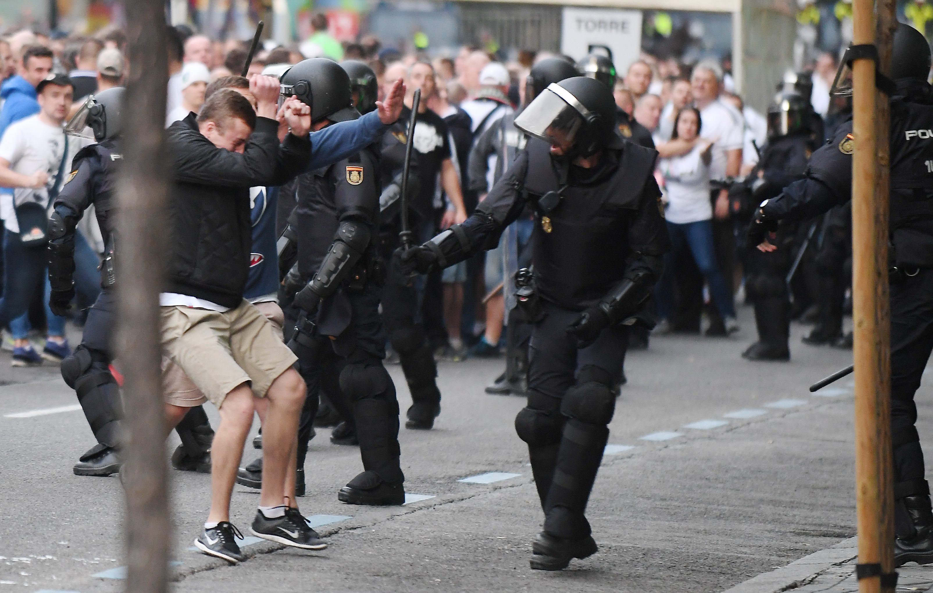 Kibice Legii znów narobili wstydu w Europie. Bili się z hiszpańską policją przed meczem z Realem