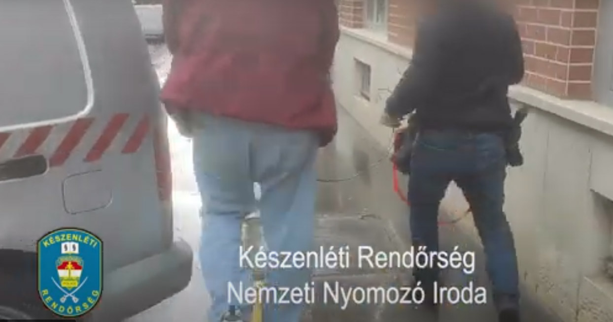 Őrizetbe vették R. Lajost, aki szépségversenyére jelentkező lányokat intézett külföldieknek: ezek az sms-ek voltak a telefonján