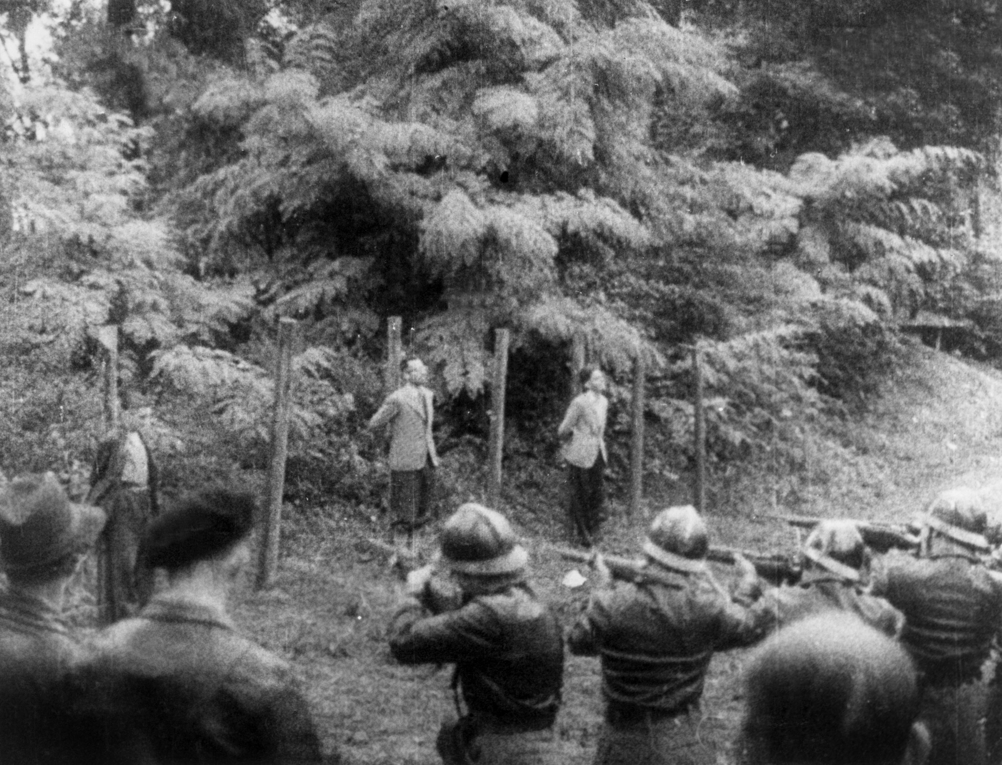 Egzekucja Pierre’a Bonny’ego – jednego z najważniejszych członków gangu. Przed wojną był znanym inspektorem policji, Fort de Montrouge, 26 grudnia 1944 r.