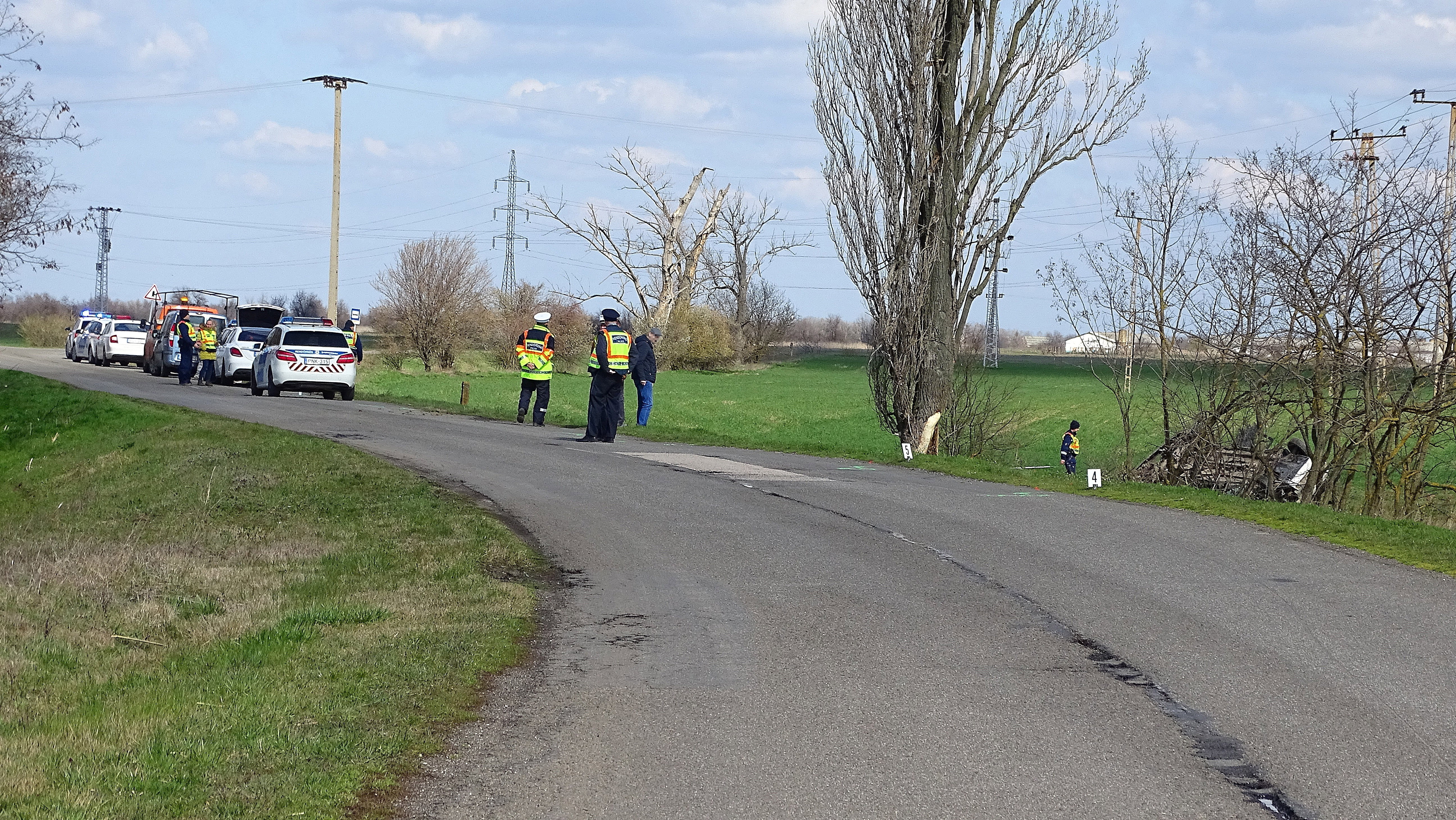 Fotókon a csütörtöki horrorbaleset: szörnyethalt a sofőr Szentes közelében