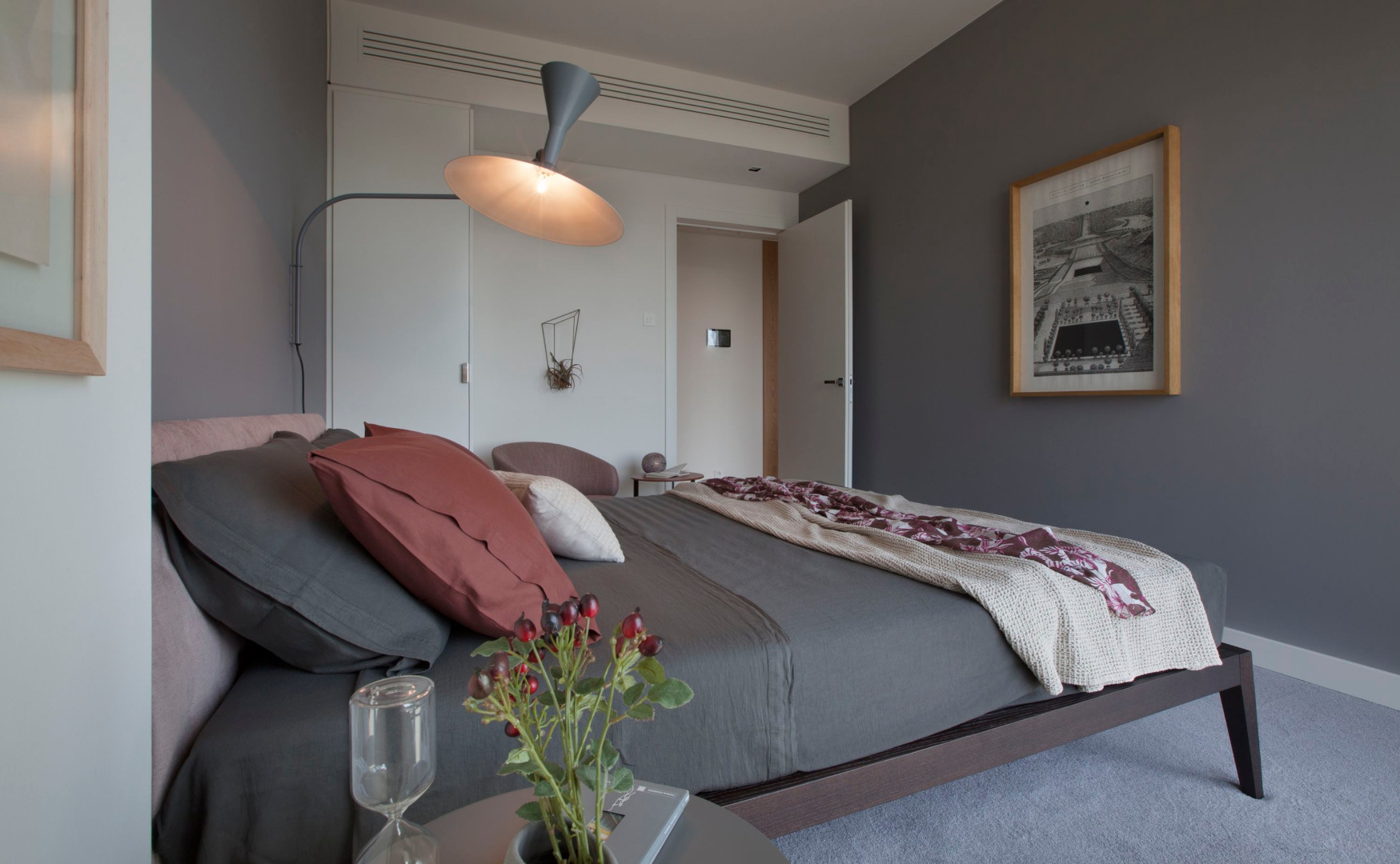 Apartamenty No.44 to zupełnie nowy produkt dotąd niedostępny w Polsce, adresowany do kadry zarządzającej, ekspatów, dyplomatów czy właścicieli start-upów. To propozycja dla tych, których praca wymaga częstych podróży czy dłuższego pobytu poza granicami kraju, jak i tych którzy świadomie decydują się na lifelong rental żyjąc zgodnie z zasadą mój dom jest tam, gdzie jestem ja. No.44 dzięki światowemu know-how i standardom, jakie oferuje, udowadnia, że luksusowy najem, aby spełnił swoje założenia musi być długoterminowy (co najmniej 12 miesięcy), transparentny oraz gwarantować bezpieczeństwo świadczonych usług, eliminując ryzyko przedterminowego wypowiedzenia umowy.