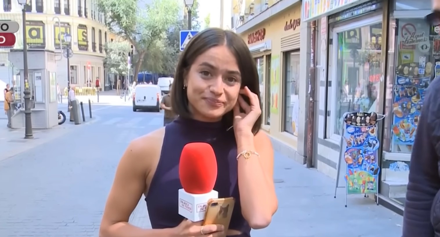 Döbbenet: élő adásban fogta meg a riporter fenekét egy férfi – videó