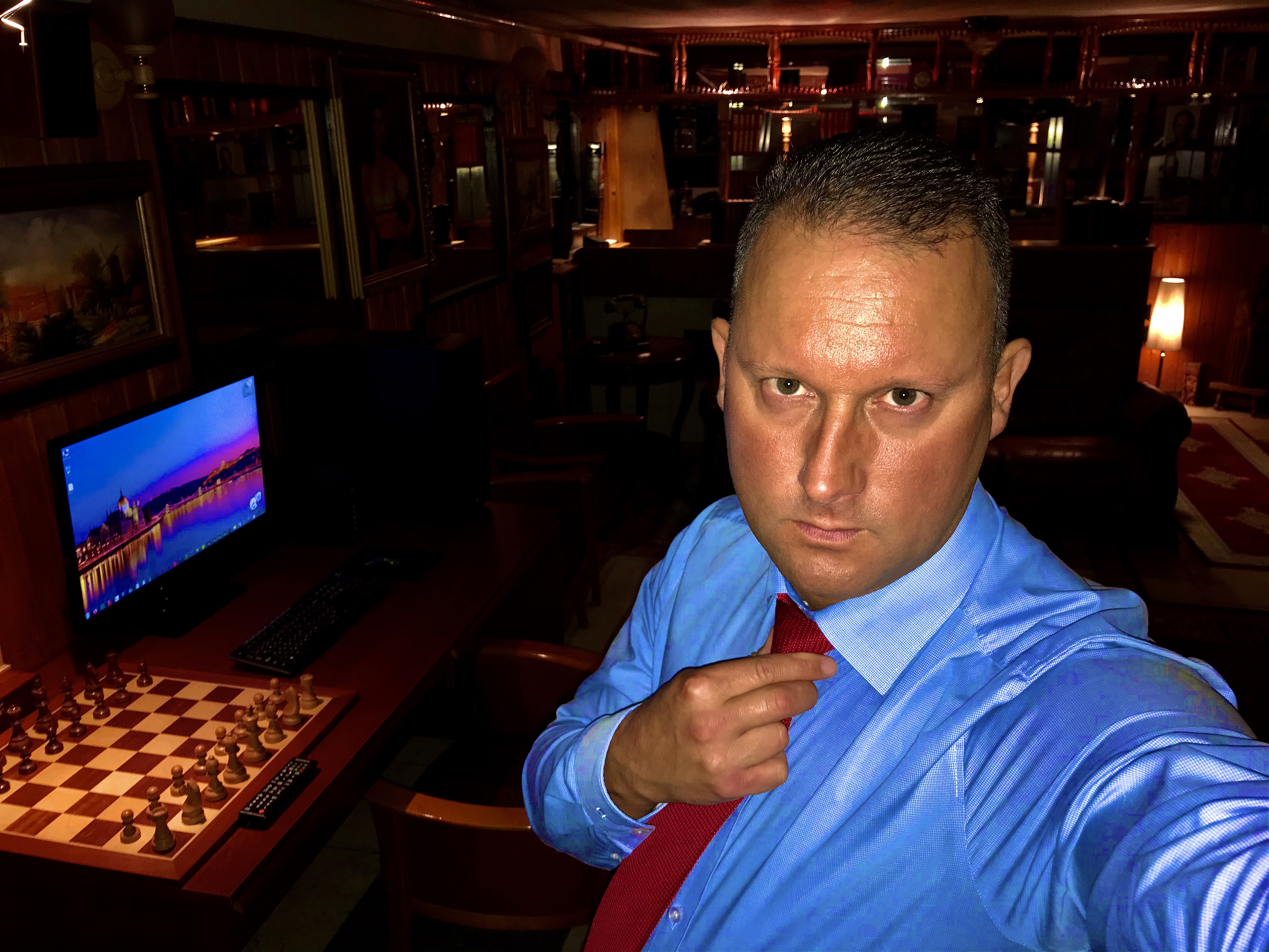 Ez Brutális: Alekosz így smárol új csajával a neten - videón a meghökkentő nyelvezés