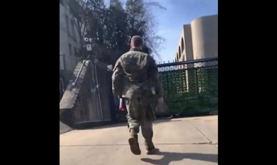 Videón a sokkoló eset: felgyújtotta magát az amerikai légierő egyik katonája a washingtoni izraeli nagykövetség előtt