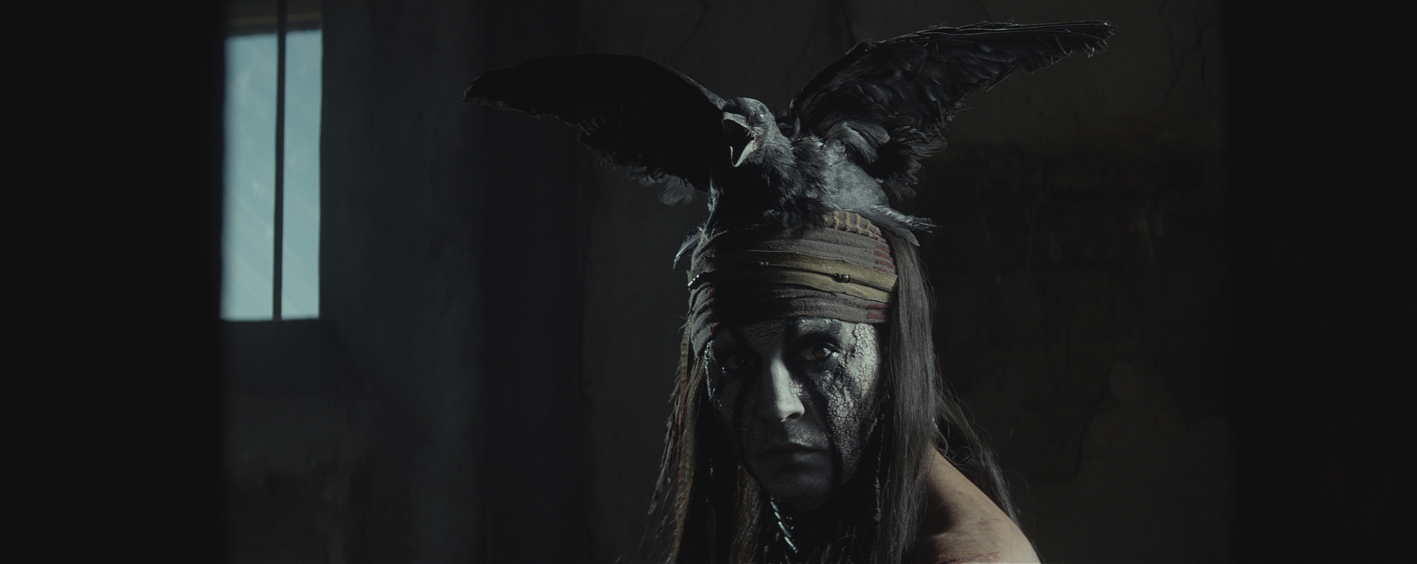 Film Verbinskiego jest chaotyczny, nieprzewidywalny, reżysera chwilami zbytnio ponosi fantazja, ale w tym szaleństwie jest jednak metoda. Wszak całą historię poznajemy z ust stuletniego Indianina Tonto, w 1933 roku służącego jako żywy eksponat w lunaparkowej ekspozycji poświęconej legendom Dzikiego Zachodu
