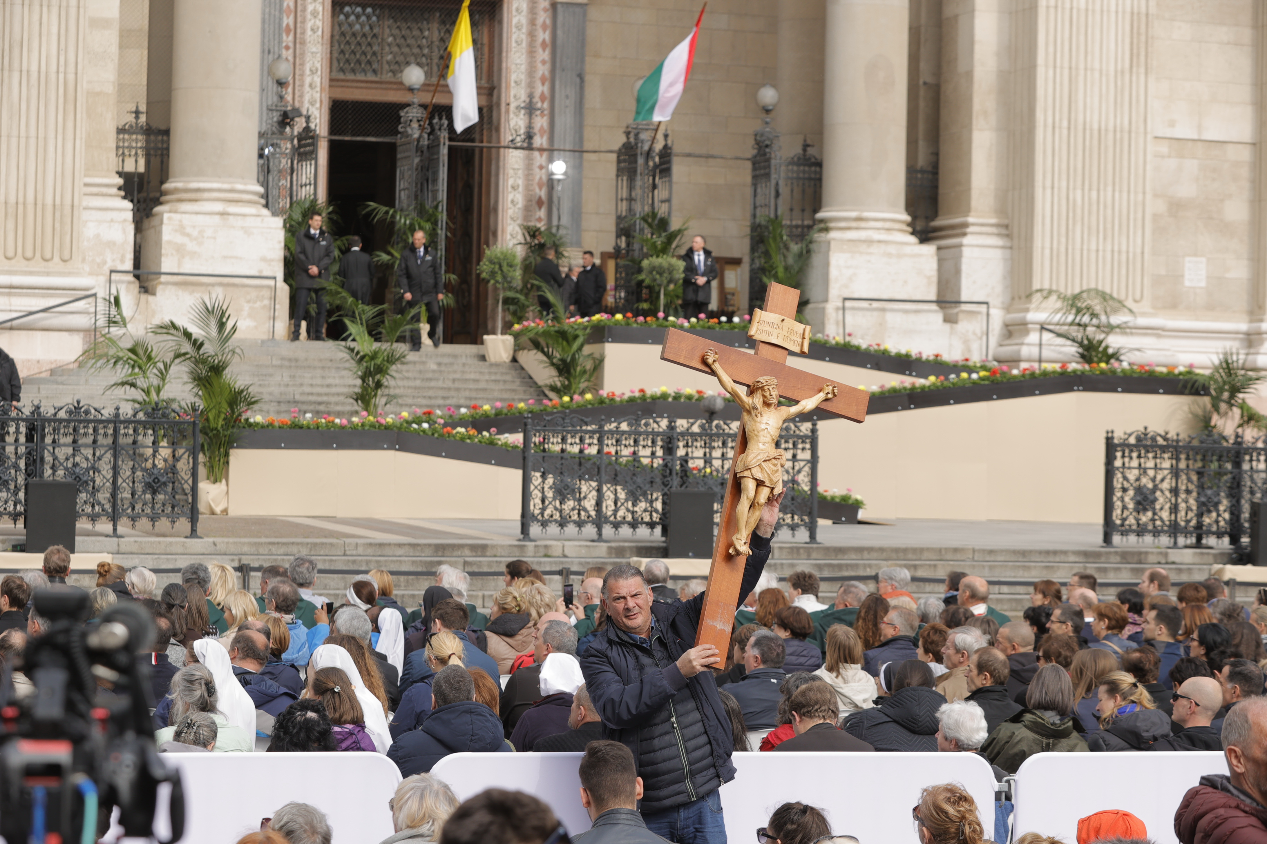 Egyre nagyobb a tömeg: ez várja Ferenc pápát a Bazilikánál - fotók