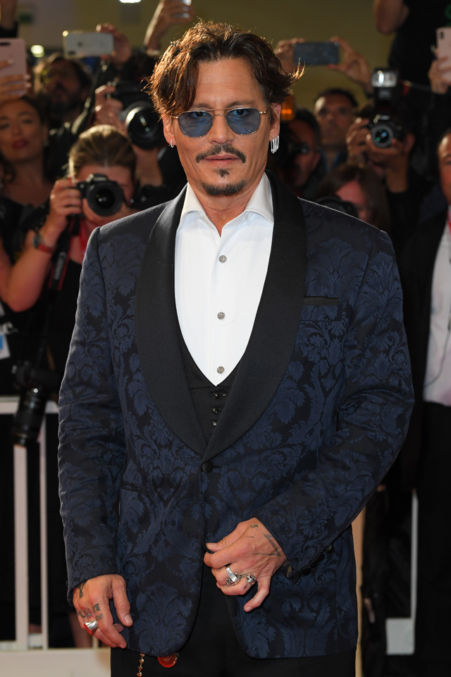 Johnny Depp új kedvence ez a kiegészítő, mindenhol ezt viseli újabban -  Glamour