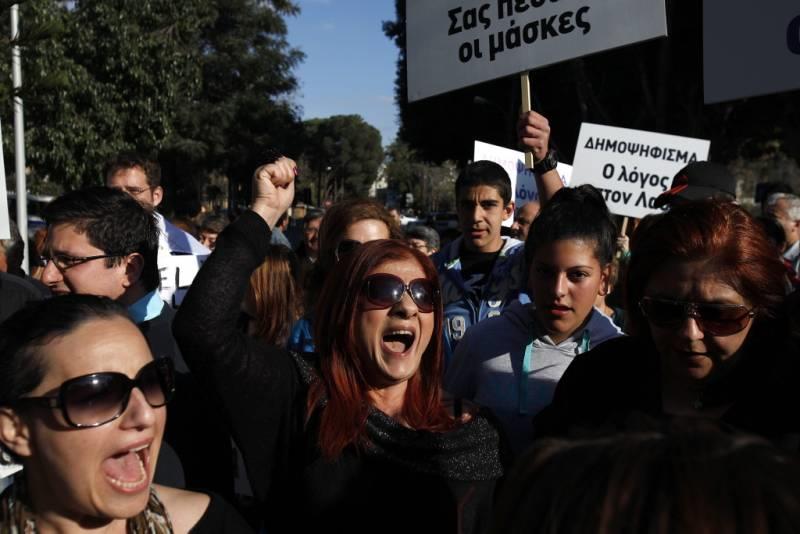 protesty Cypr ludzie, fot. AP PhotoPetros Karadjias