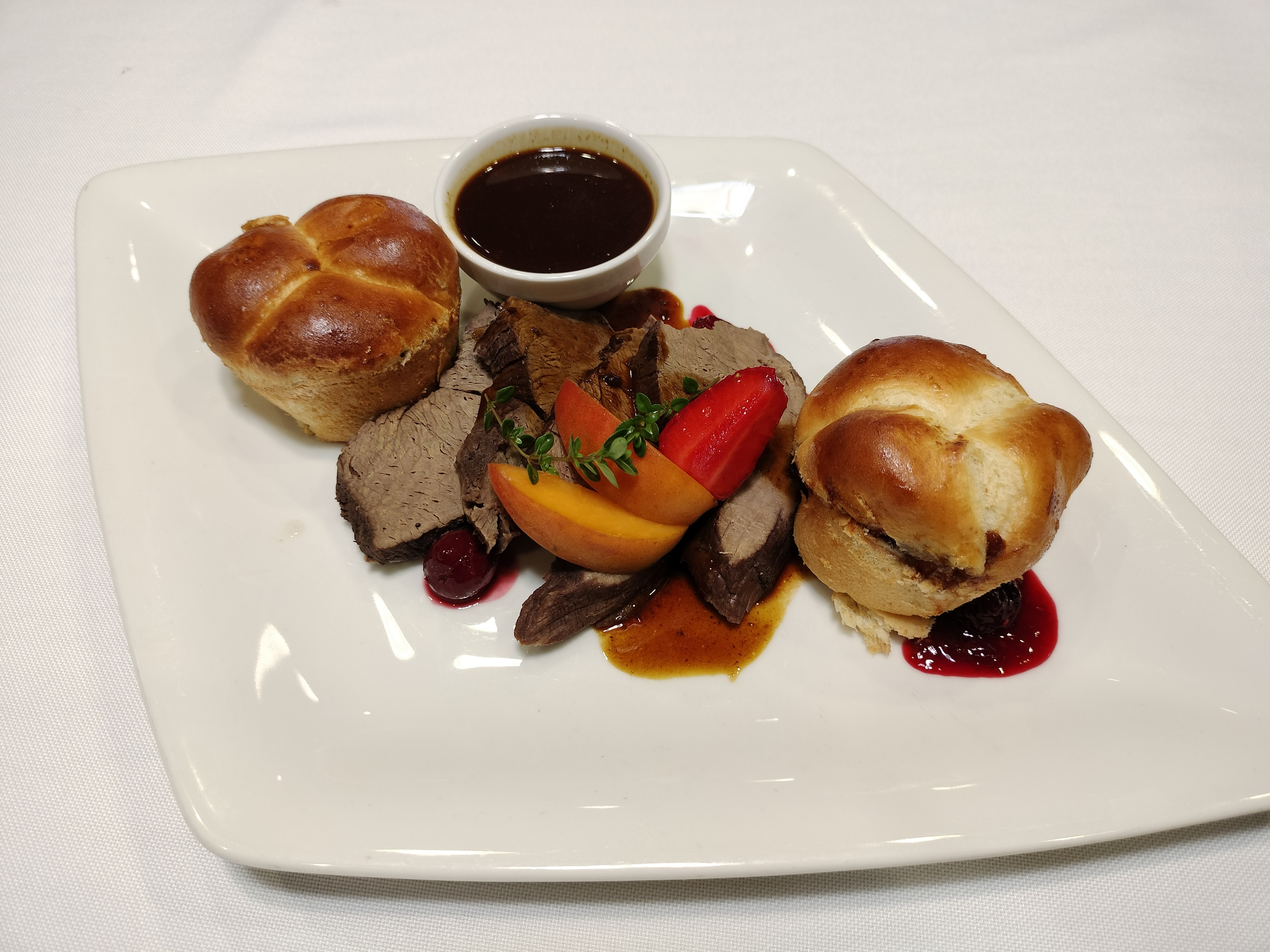 Fásy Ádám finomsága a hétvégére: omlós szarvascomb gyümölcsmártással