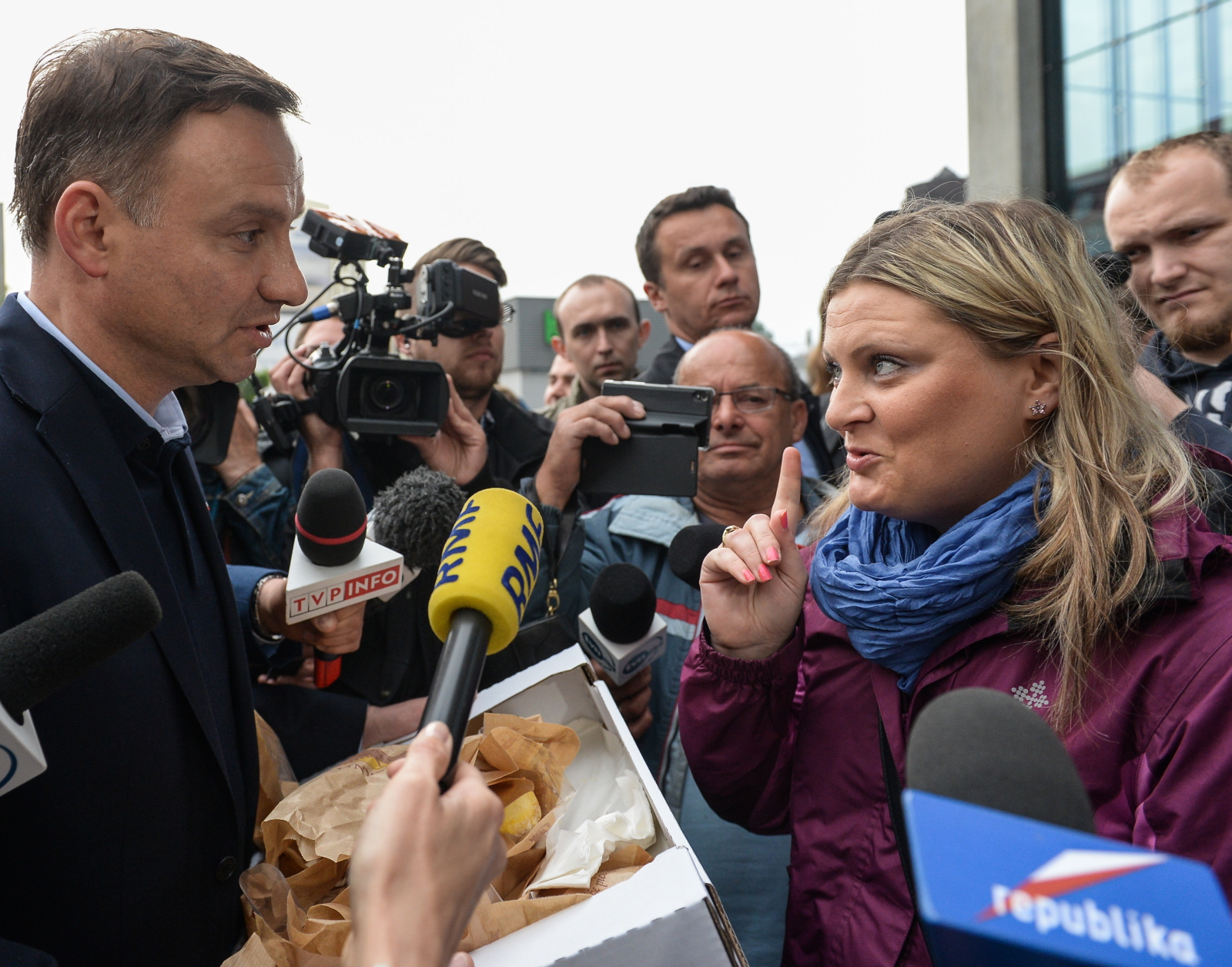 Z kolei przed dworcem kolejowym w Katowicach pytany przez mieszkanki miasta o in vitro powiedział, że trzeba wybrać rozwiązanie kompromisowe w tej sprawie, które będzie szanowało godność i życie ludzkie, a z drugiej strony dawało takie możliwości. Jednej z kobiet obiecał, że nie podpisałby ustawy zakazującej całkowicie zapłodnienia pozaustrojowego.