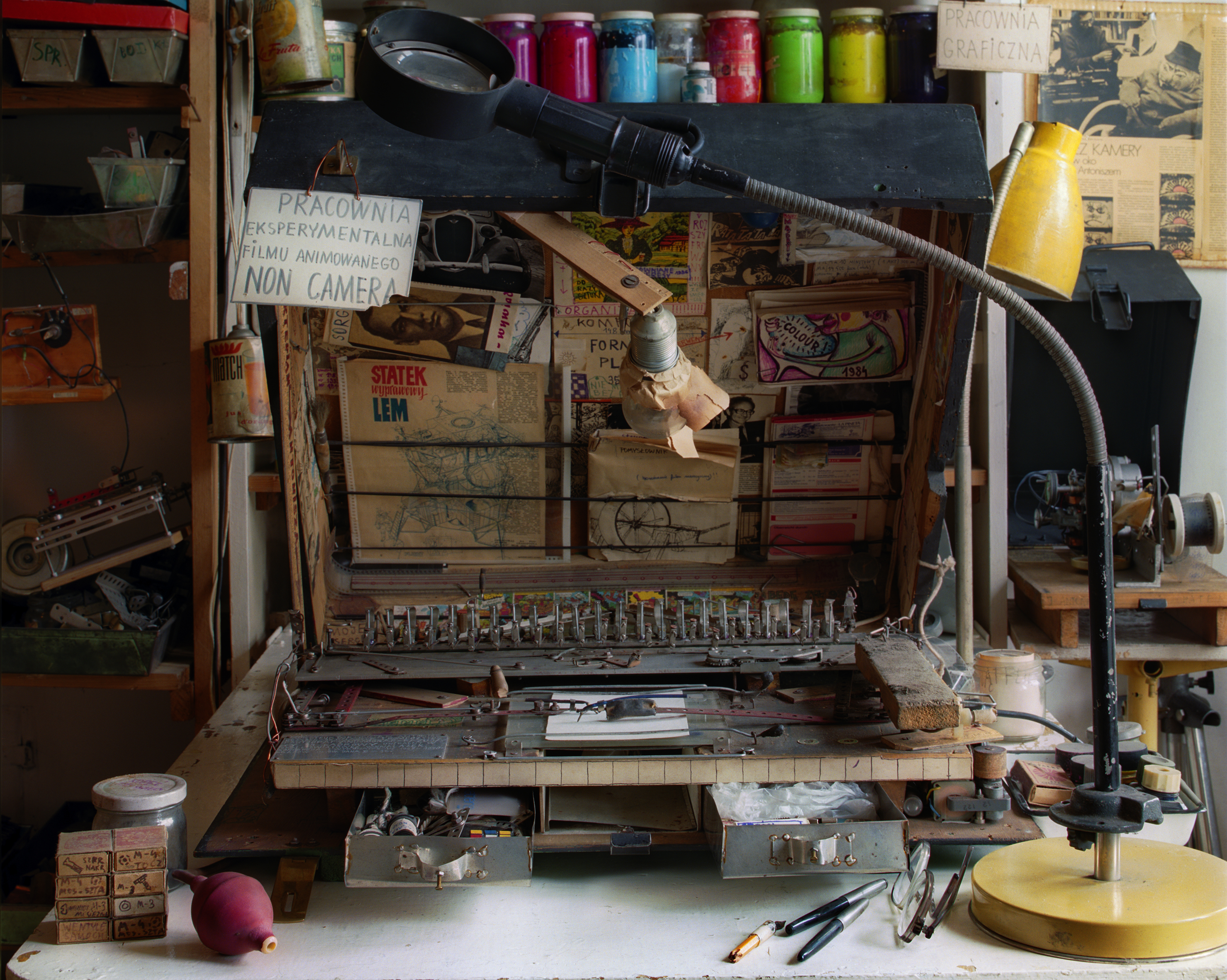 Zdjęcia pracowni Juliana Antonisza/ Photos from the studio of Julian Antonisz, fot./photo Weronika Łodzińska, dzięki uprzejmości Zachęty Narodowej Galerii Sztuki/ courtesy of Zachęta National Gallery of Art