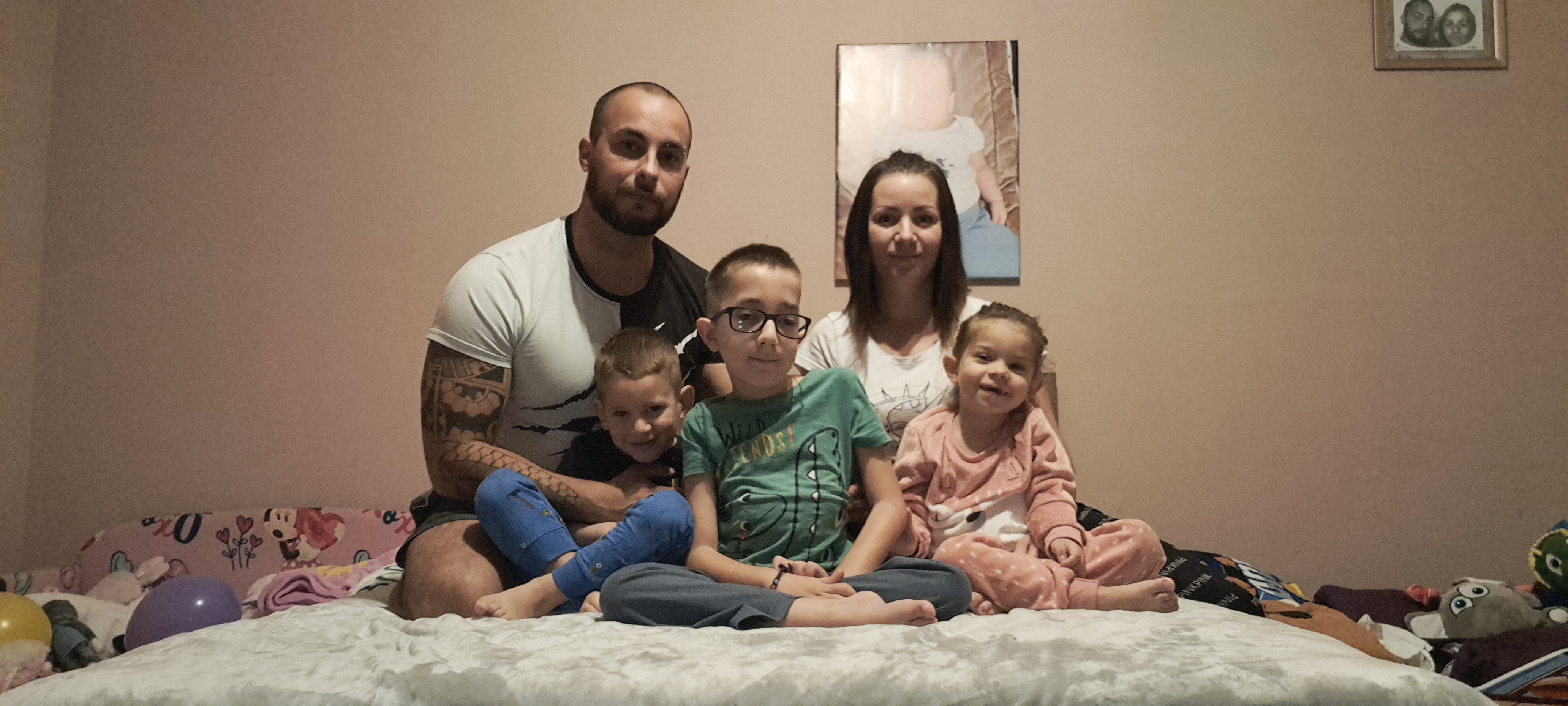 Alexandra fájdalma: két gyermeke is súlyos beteg: a fia kerekesszékes, a lányát daganat miatt műtötték