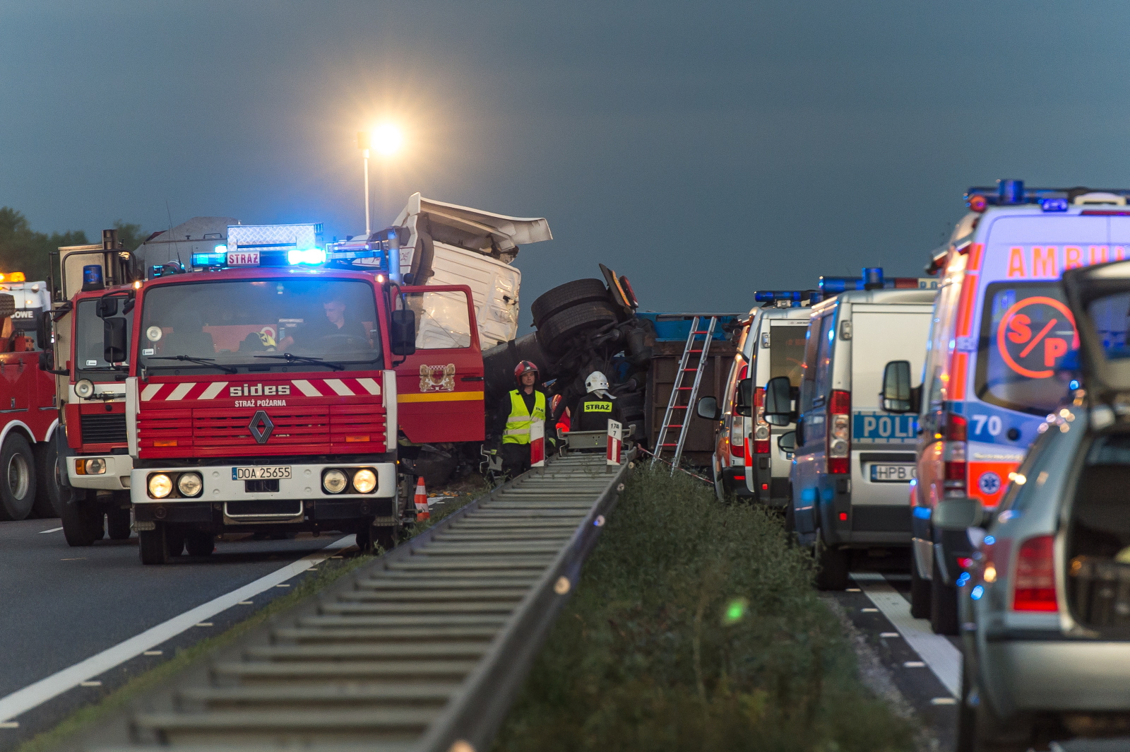 Drogowcom udało się uwolnić ludzi uwięzionych w autach i usunąć zniszczone samochody. Obecnie ruch na autostradzie A4 odbywa się bez utrudnień.