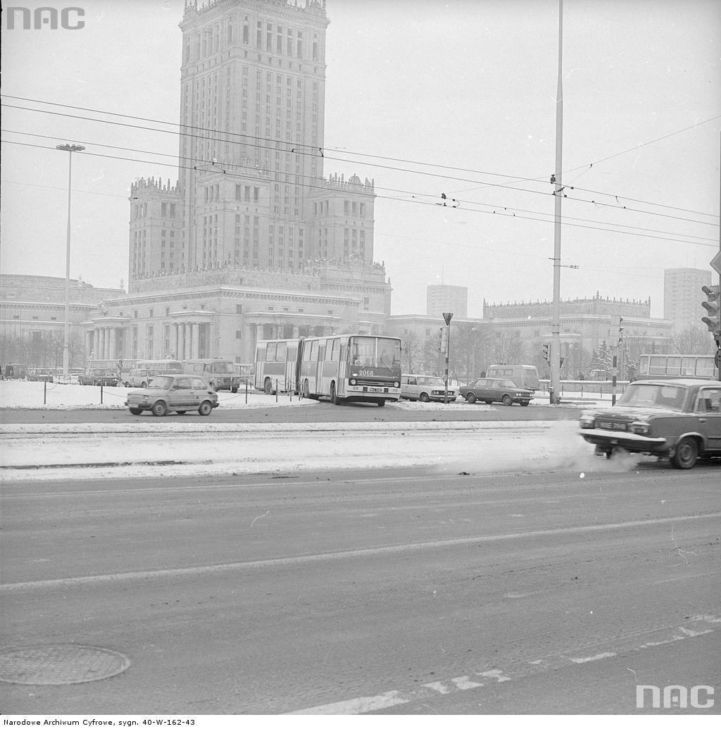 Skrzyżowanie al. Jerozolimskich i ul. Emilii Plater. W tle Pałac Kultury i Nauki. Na jezdni autobus ikarus 280 linii 474 i fiat 126p