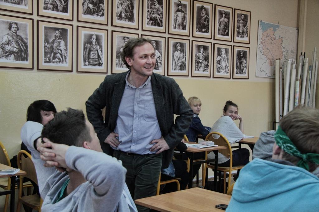 Oparta na faktach historia nauczyciela, który traci wzrok, ale próbuje to ukryć przed podopiecznymi, dyrekcją szkoły, a nawet przed swoimi najbliższymi. Film Jacka Lusińskiego, choć inspirowany głośną sprawą, skutecznie unika taniej, gazetowej publicystyki. Przede wszystkim dzięki świetnej, wyważonej i oszczędnej roli Andrzeja Chyry. Choćby dla niego warto wybrać się do kina