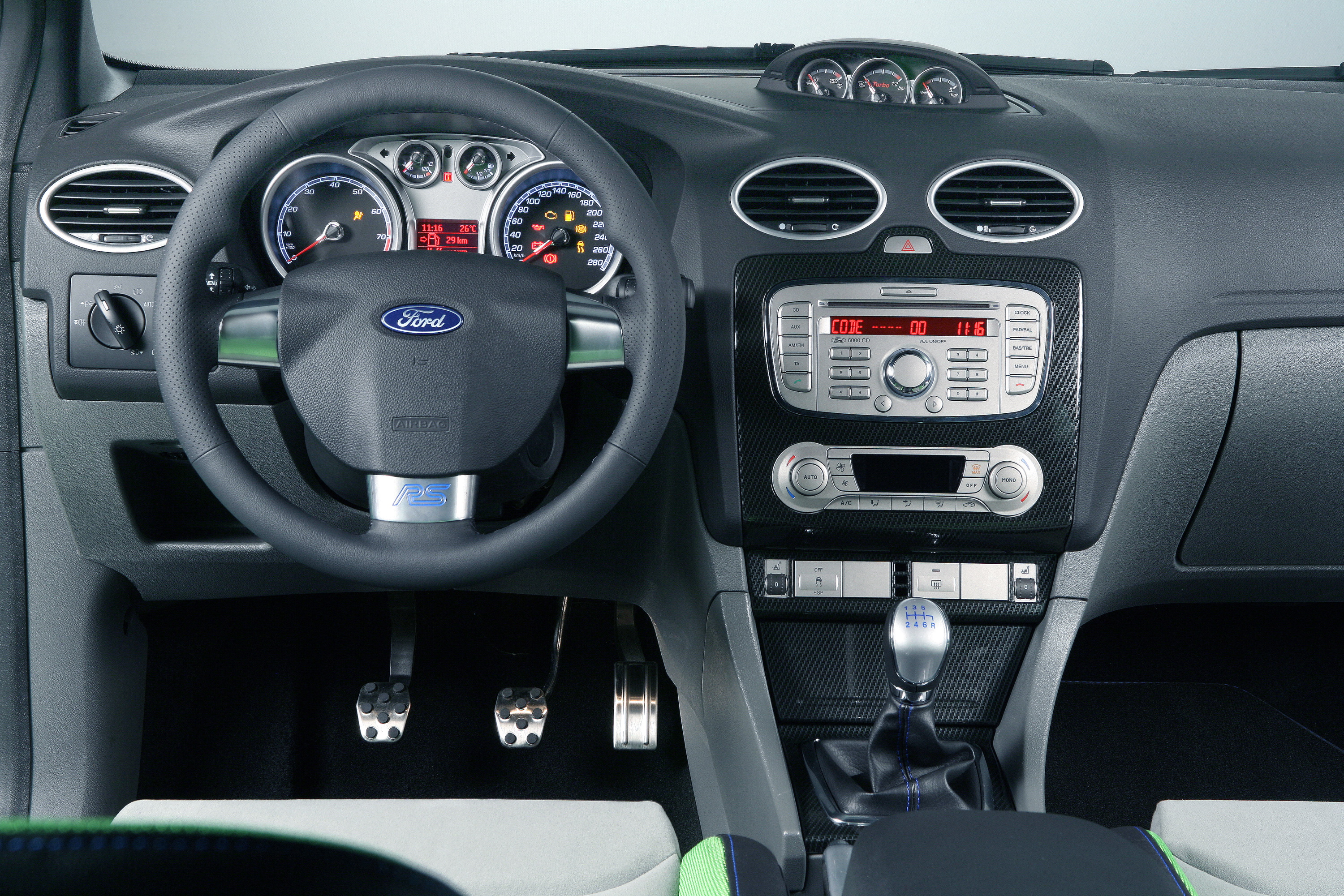 Ford ujawnił, że odpowiednio do każdej karoserii focusa RS będą dopasowane niebieskie lub zielone wnętrza. Bez względu na kolor auta, na życzenie kabinę obszyją czarną skórą