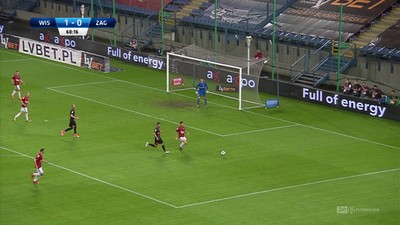 Wisła K. - Zagłębie (1:0): Bomba Lloncha prosto w środek bramki. Hładun pewnie wybronił mocny strzał rywala