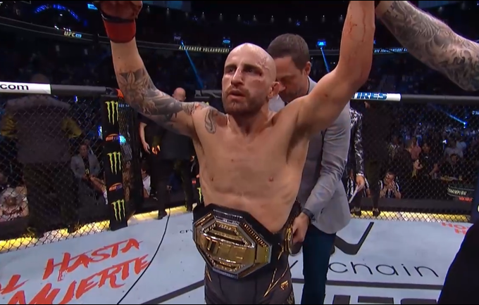 Alex Volkanovski retained his UFC Featherweight title against Max Holloway