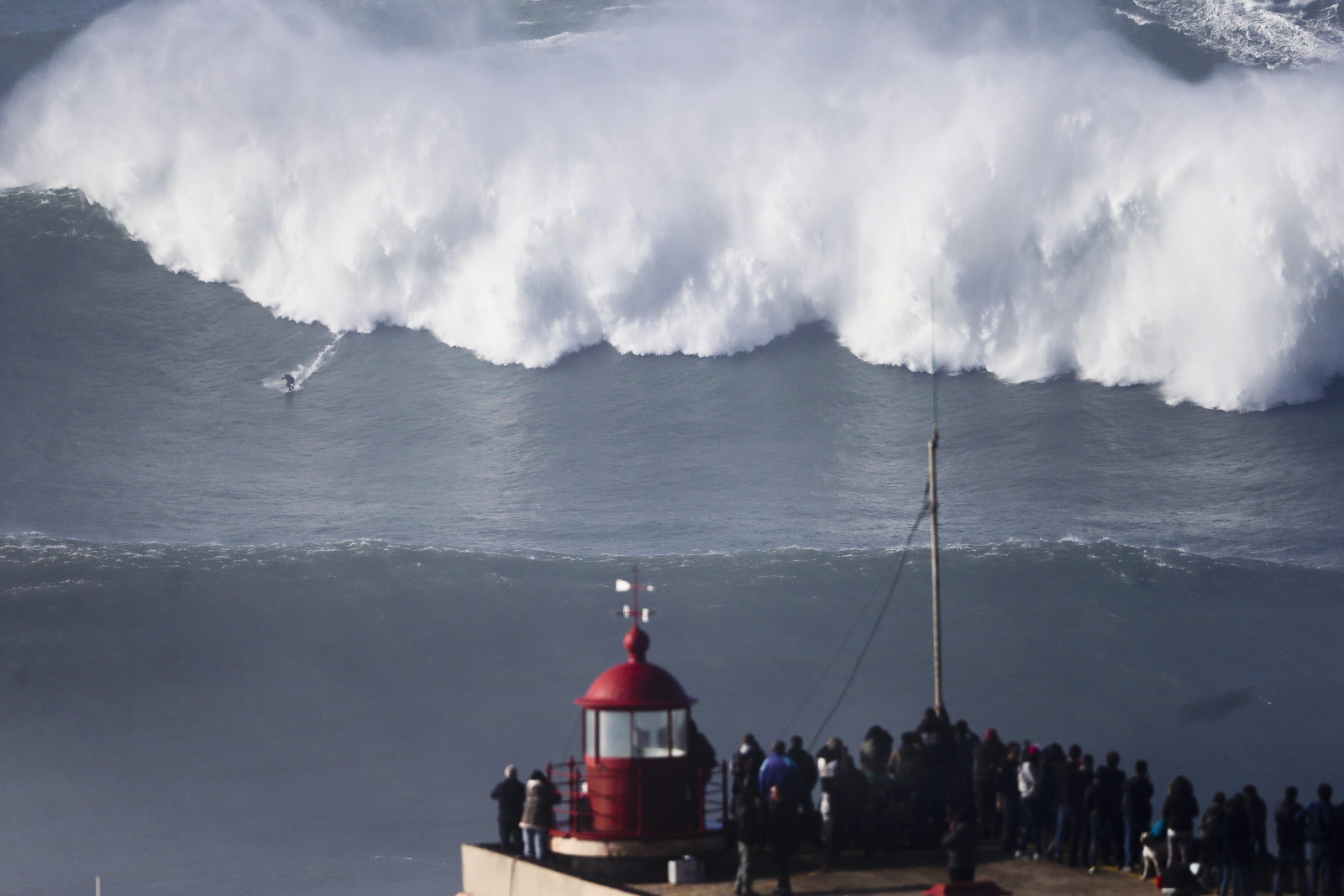 Garrett McNamara w styczniu 2013 roku pobił w Praia do Norte światowy rekord i popłynął na największej fali, jaką do tej pory udało się poskromić surferowi. Miała wysokość 30 metrów, czyli mniej więcej tyle ile ma 10-piętrowy budynek...