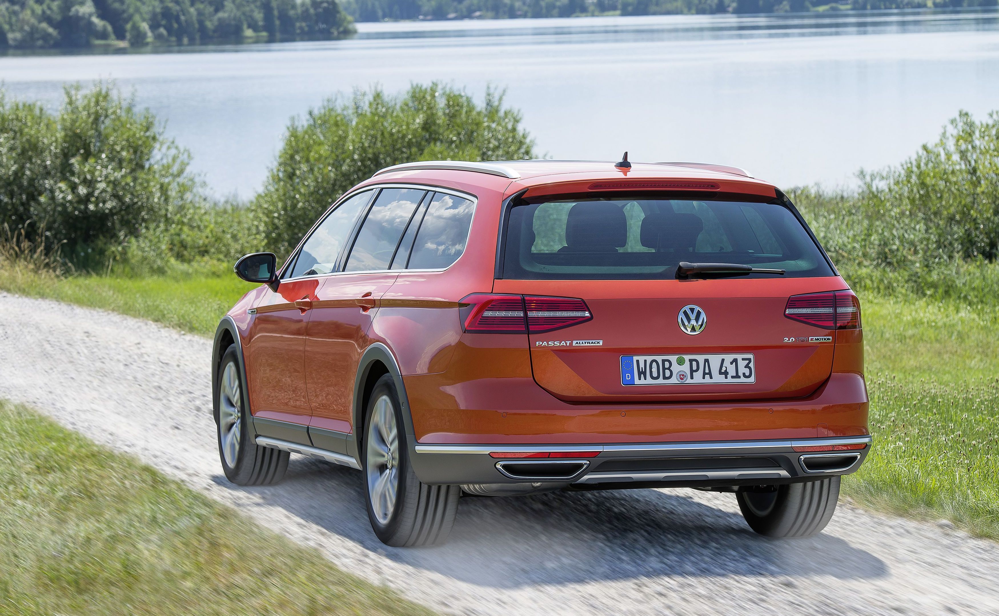 W porównaniu do zwykłego passata model alltrack ma o 27,5 mm zwiększony prześwit, a na pod skórą seryjnie montowany system umożliwiający wybór off-roadowego trybu jazdy. Dzięki temu kiedy skończy się asfalt kierowca jednym przyciskiem przestawi auto na buszowanie po dziurach i krzakach. Przykład? Dzięki zmianie czułości ABS w trybie terenowym w przypadku hamowania na luźnej nawierzchni koła utworzą przed sobą klin (z piachu i/lub kamyków), który ma skrócić drogę zatrzymania.