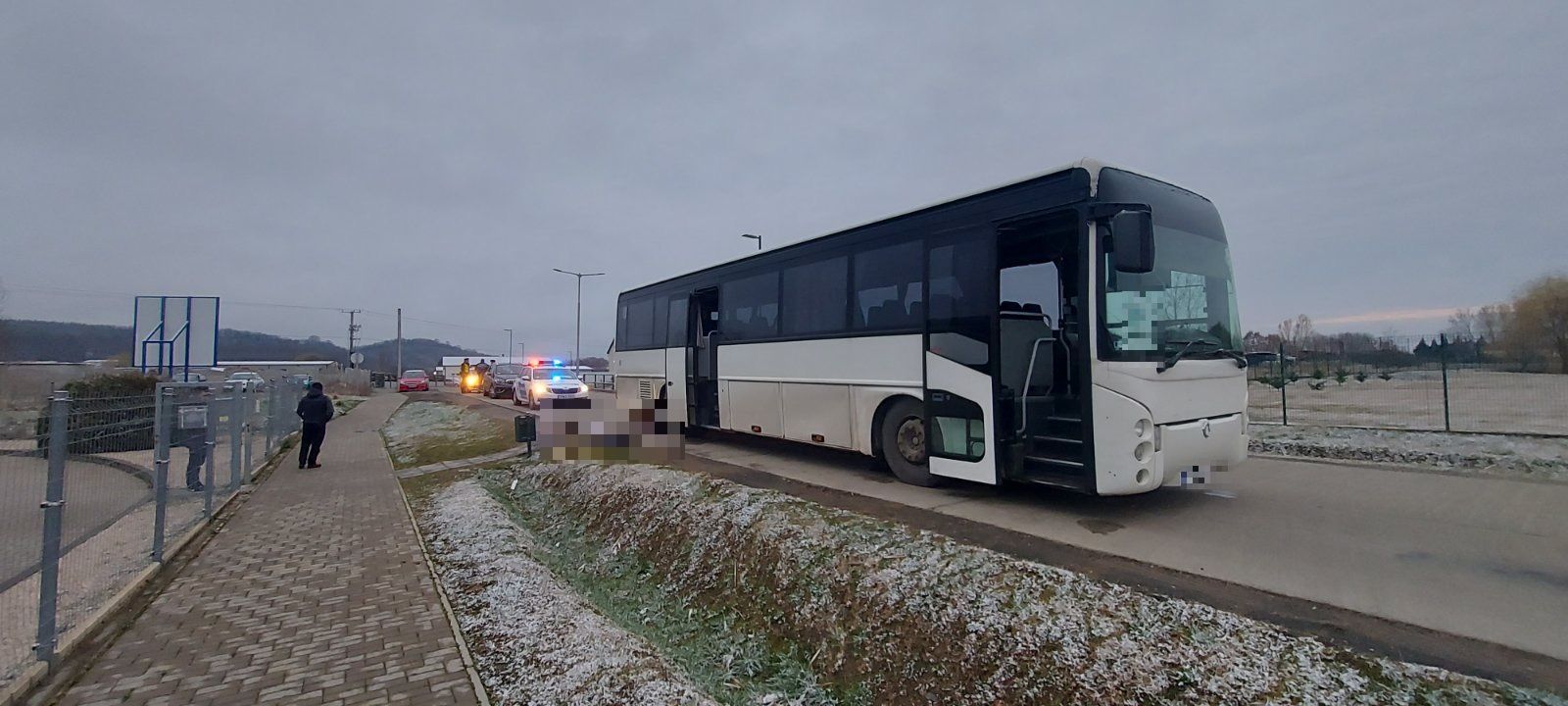 Tragédia: egy buszról leszálló nő halt meg Tolna vármegyében kedden reggel