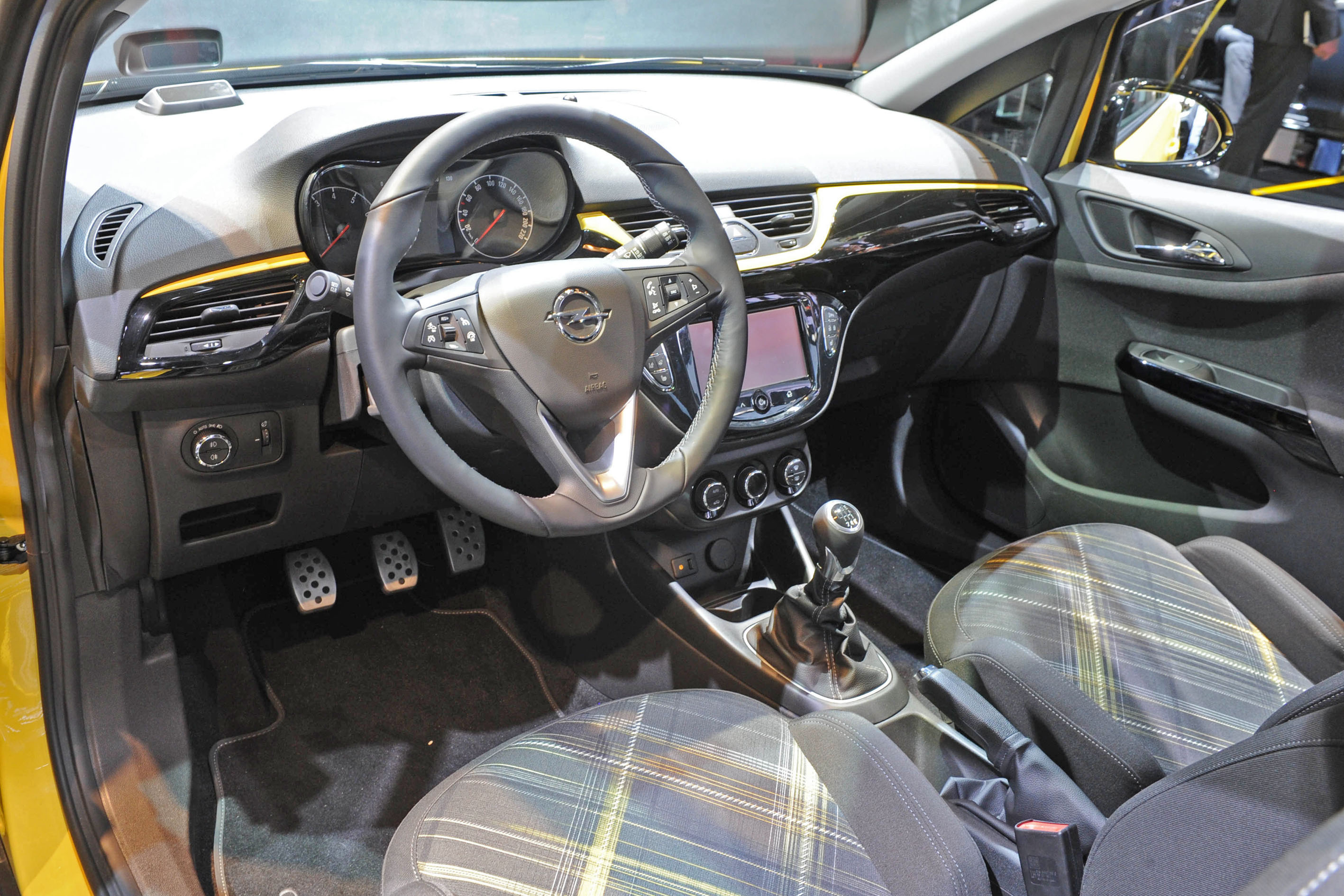 W kabinie dominują proste, podłużne kształty i lepsze niż w poprzedniku materiały. Konstruktorzy twierdzą, że nowy opel corsa jest wyposażony w znacznie bardziej komfortowe zawieszenie i bardziej czuły układ kierowniczy. Szczegóły? Proszę bardzo…