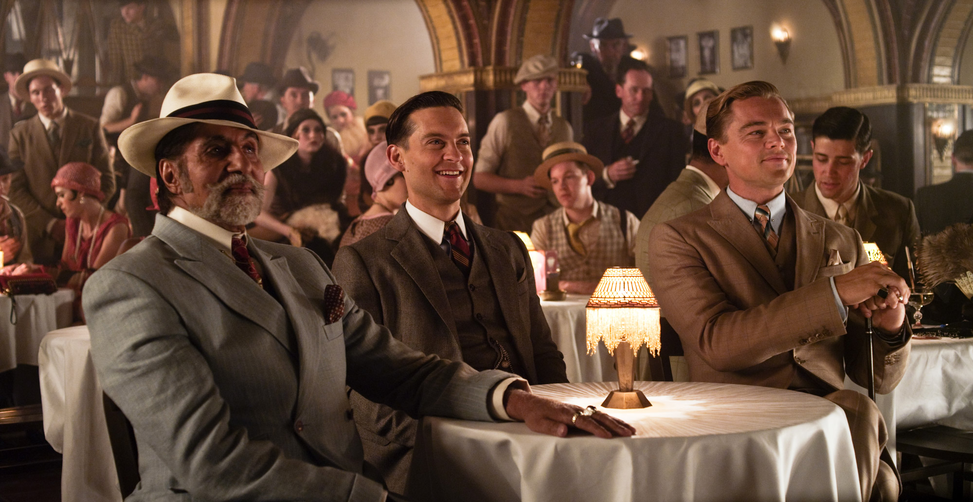 Historia opowiadana jest z punktu widzenia Nicka Carrawaya (Tobey Maguire), zafascynowanego tajemniczą przeszłością i wystawnym stylem życia Gatsby'ego