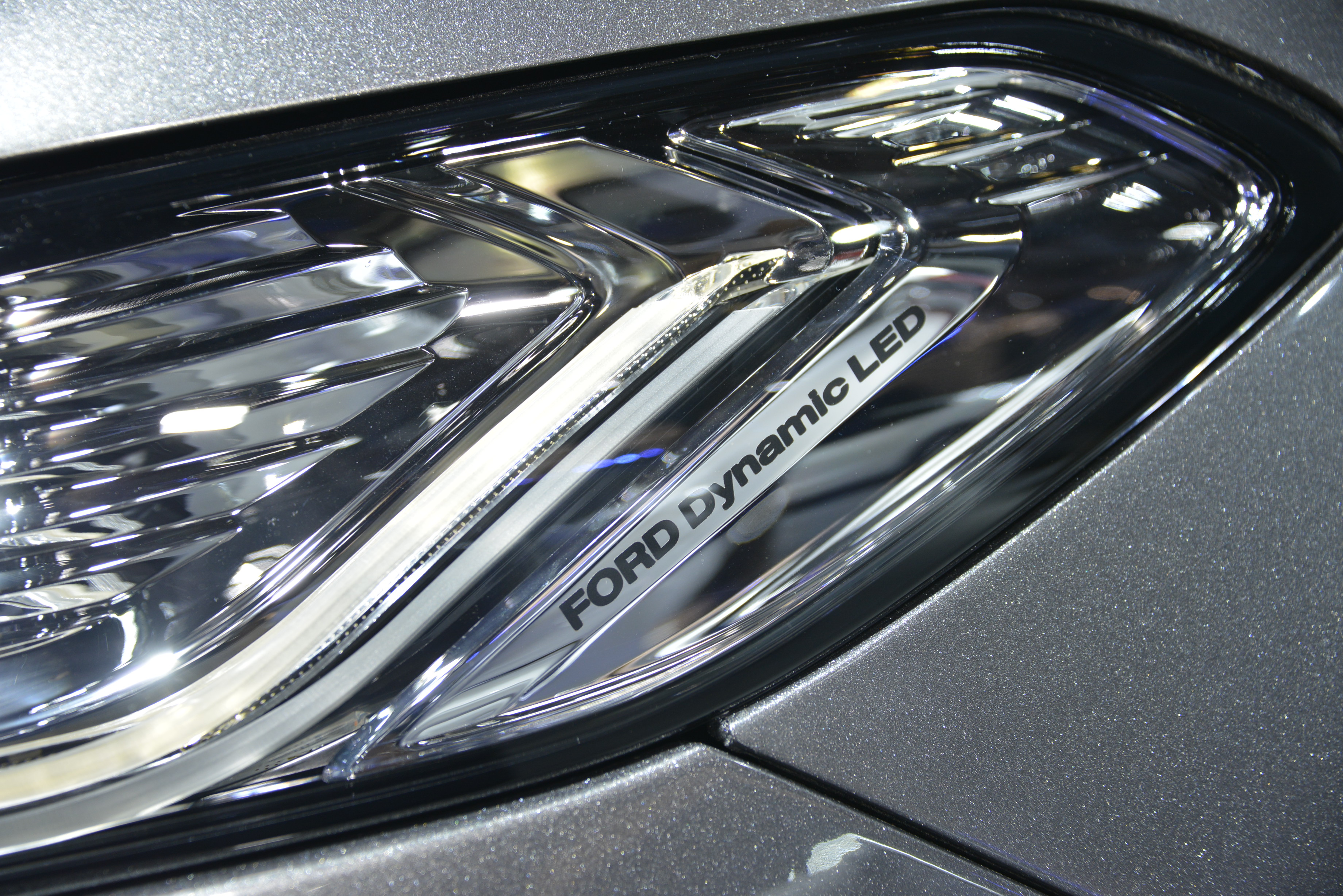 Nowy ford mondeo będzie pierwszym modelem w tej klasie wyposażonym w przednie adaptacyjne reflektory wykonane w technologii LED obejmujące: światła dzienne, światła mijania i światła drogowe. Jak mówią inżynierowie nowe światła włączają się wraz z poruszeniem kierownicy i dostosowują projekcję wiązki do prędkości pojazdu.