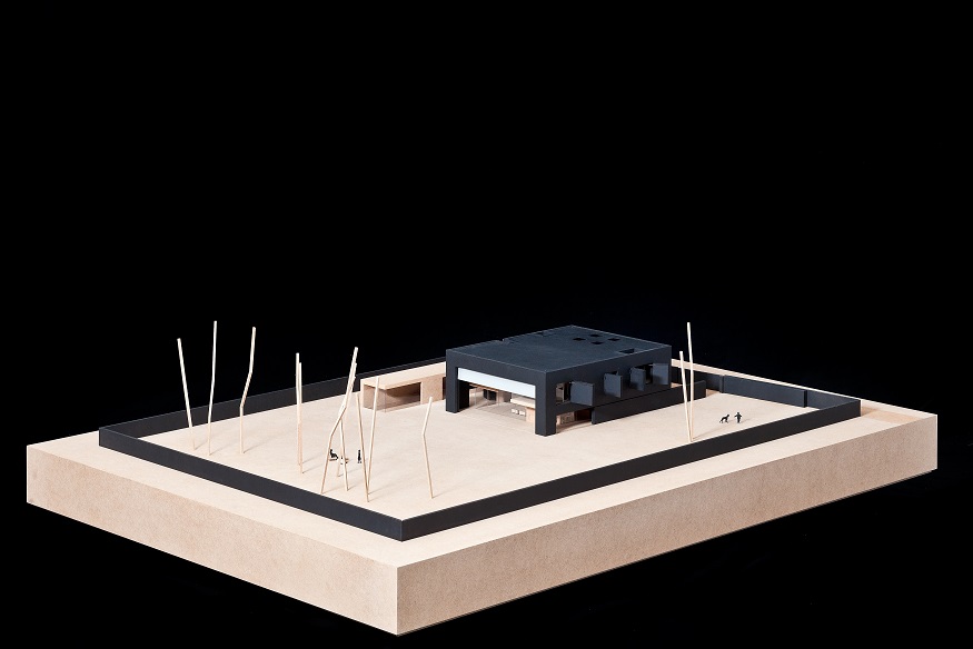 Przy projektowym i finansowym zaangażowaniu poszczególnych architektów i pracowni, dzięki czemu – zgodnie z przewodnią ideą kolekcji – stanowi indywidualną ekspresję najważniejszych cech prezentowanych budowli oraz sposobu myślenia o makiecie jak o rzeźbie, modelu bądź wyrazie procesów projektowych. Dzięki temu zbliżamy się do rozumienia fenomenu, jakim jest tworzenie koncepcji i realizacja wybitnej architektury – mówi Ewa P. Porębska, pomysłodawca kolekcji. Wyboru budynków dokonał wspólnie zespół miesięcznika „Architektura-murator” i Muzeum Sztuki Nowoczesnej. Każda z makiet ofiarowanych muzeum została szczegółowo opisana, a obiekt który reprezentuje zanalizowany w kontekście historii polskiej architektury współczesnej. Co istotne, kilkaset innych ważnych obiektów architektury zrealizowanych po 1989 roku pojawia się także na wystawie w formie prezentacji multimedialnych.