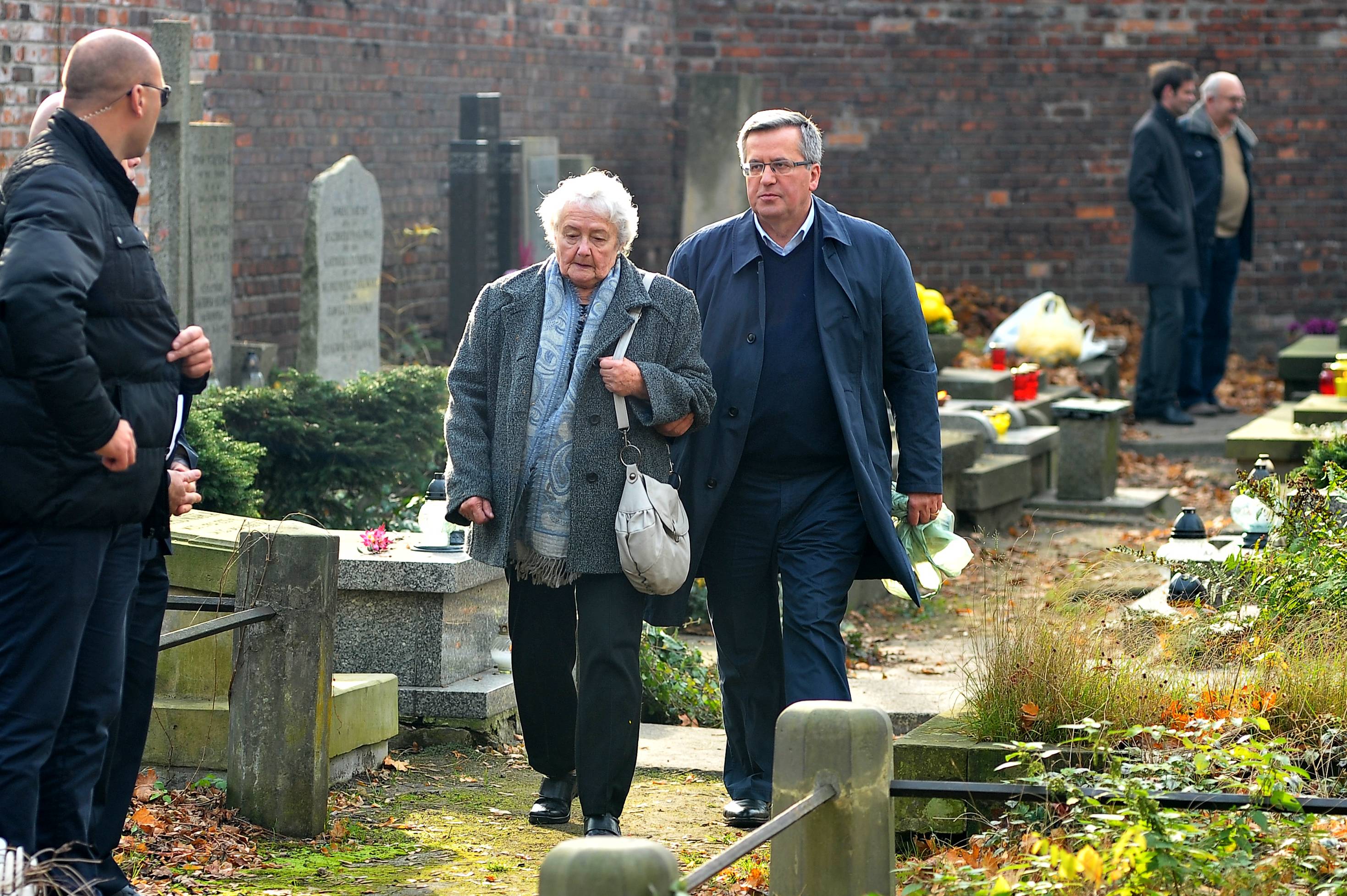 Bronisław Komorowski z mamą na Powązkach