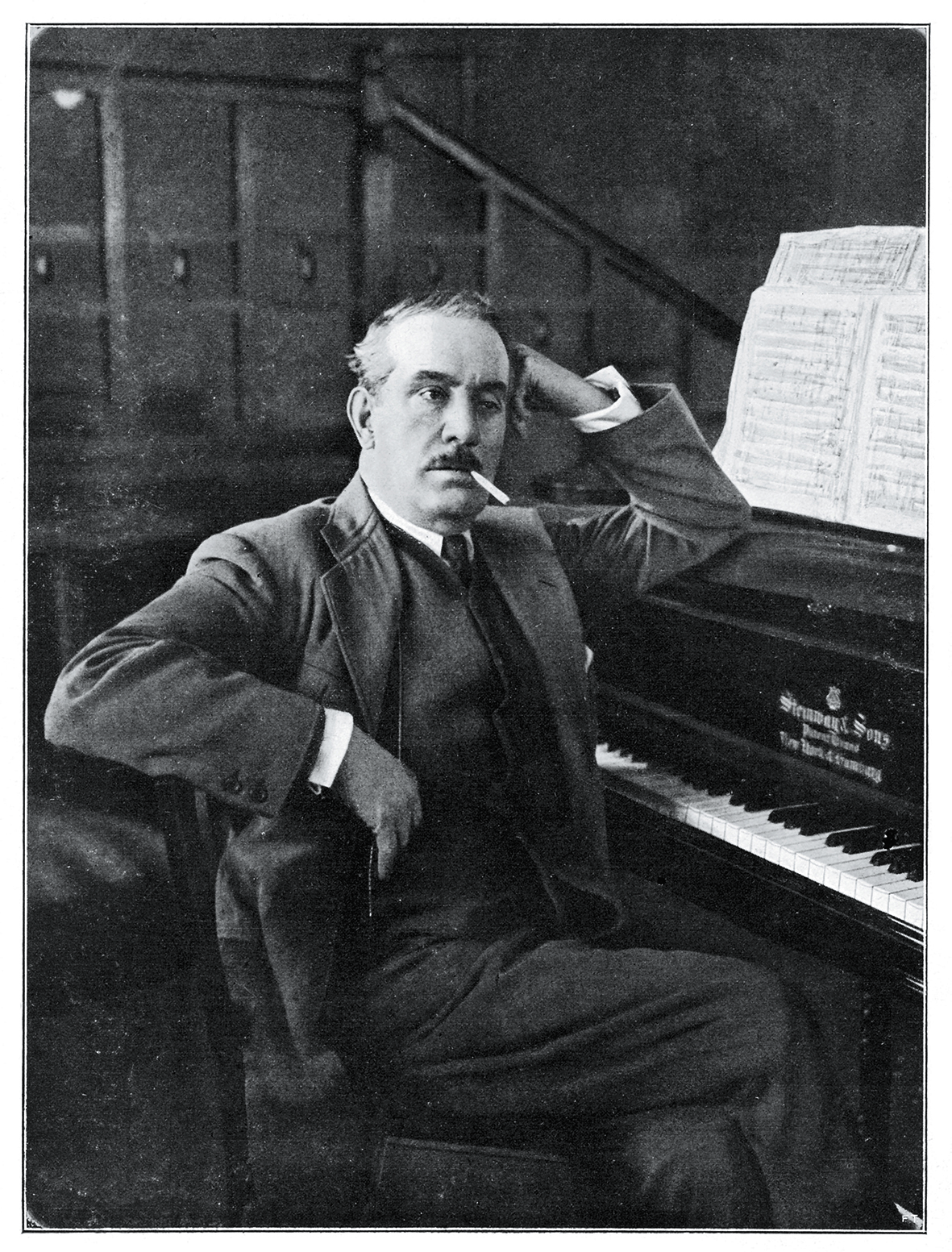 Kompozytor z cygaretką i partyturą opery „Turandot”, 1923 r.