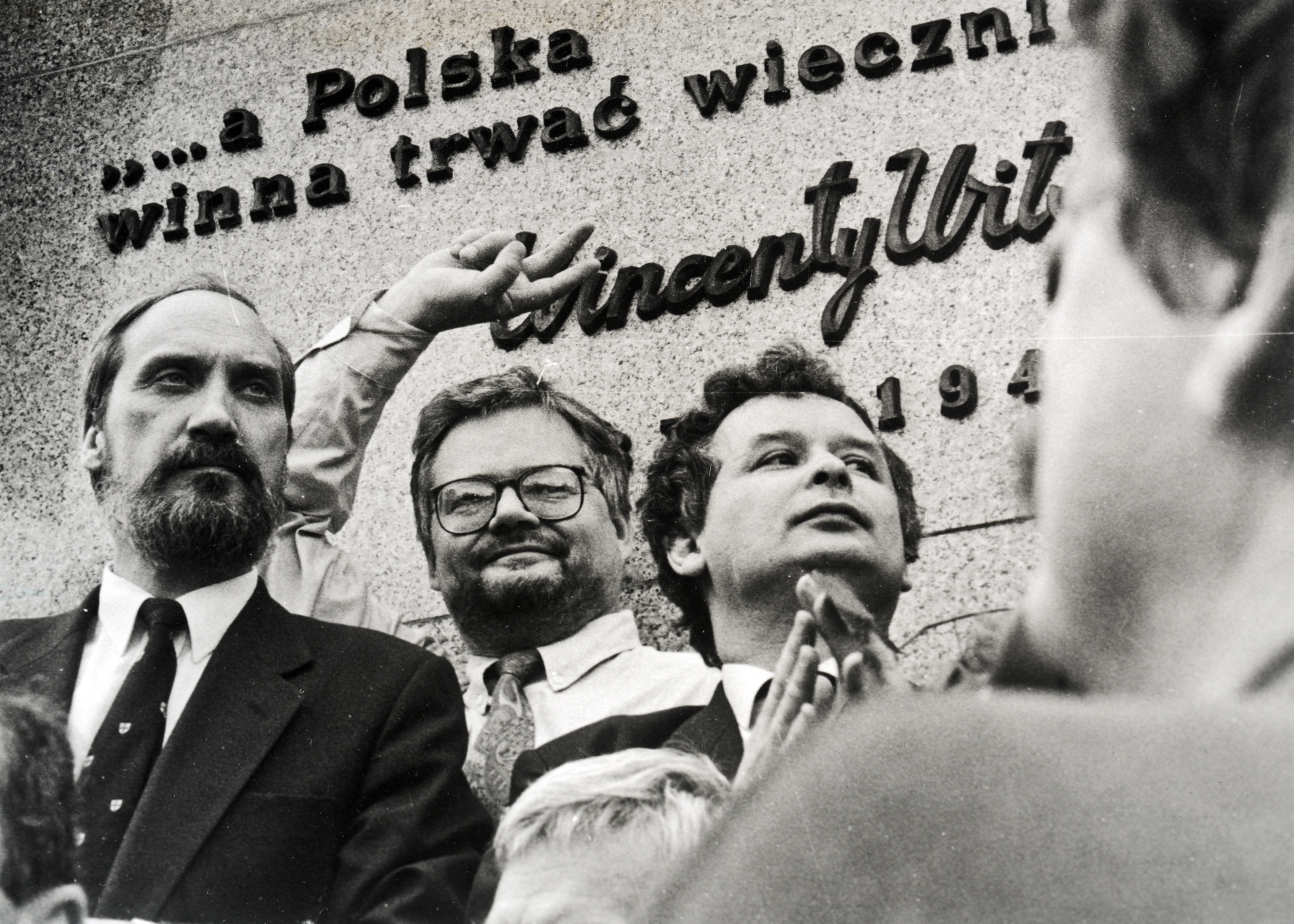 Demonstracja pod hasłem „Zlustrować Belweder” pod pomnikiem Wincentego Witosa, zorganizowana przez Porozumienie Centrum. Od lewej: Antoni Macierewicz, Adam Glapiński i Jarosław Kaczyński, Warszawa, 4 czerwca 1993 r.
