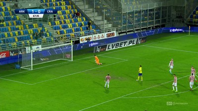 Arka - Cracovia (1:0): Wilk zmuszony do trudnej interwencji. Strzał Kuna leciał w okolice okienka jego bramki!