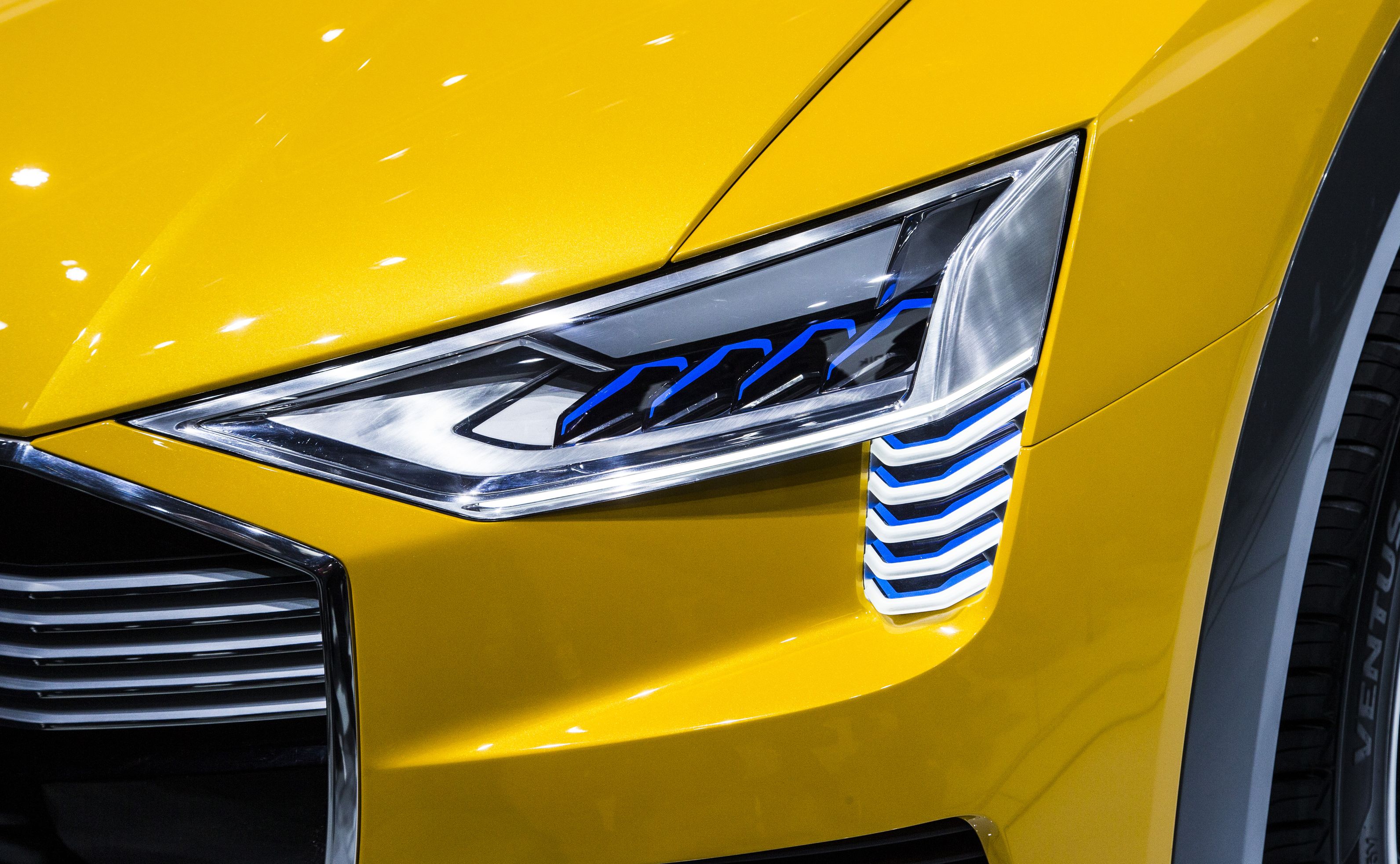 <em>- Audi h-tron quattro concept pokazuje ponadto, jak będą funkcjonować systemy autonomicznej jazdy i zdalnego parkowania, które już w roku 2017 trafią do seryjnej produkcji i znajdą się w luksusowej limuzynie klasy wyższej audi A8 </em>- zapowiada Łabanowicz. <br></br> Jak wyjaśnia, sercem tego systemu jest centralny komputer zwany w skrócie zFAS. Ten sztuczny mózg