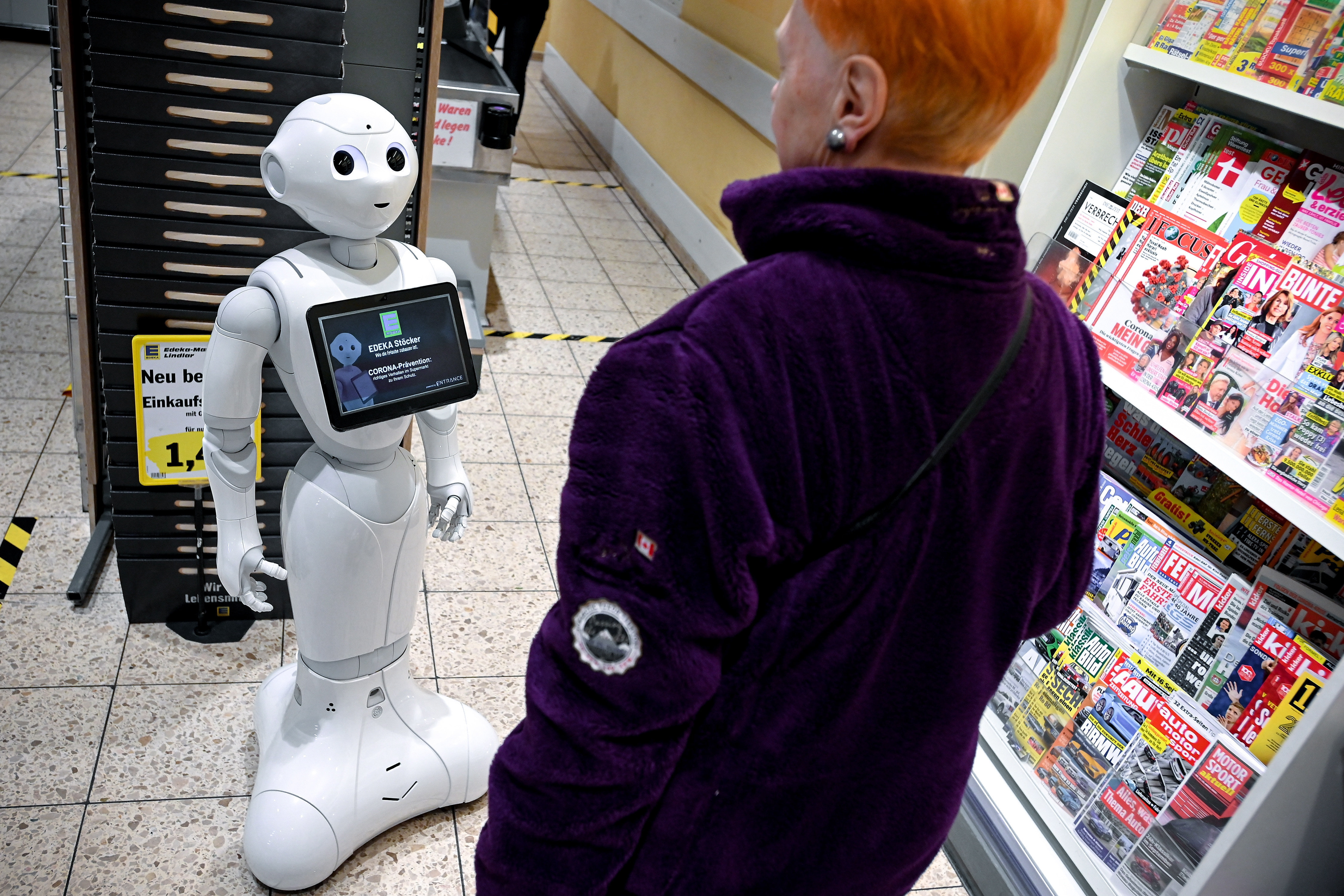 Így segíti ember alakú robot az eladók munkáját Németországban - FOTÓK! -  Blikk