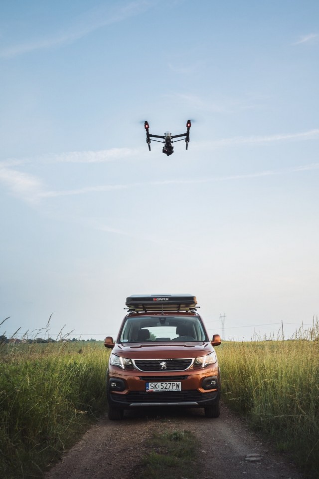 W ramach współpracy Peugeot Pietrzak udostępnił Wojciechowi Radwańskiemu samochód Peugeot Rifter, który jest adekwatnym narzędziem podczas realizacji projektu.