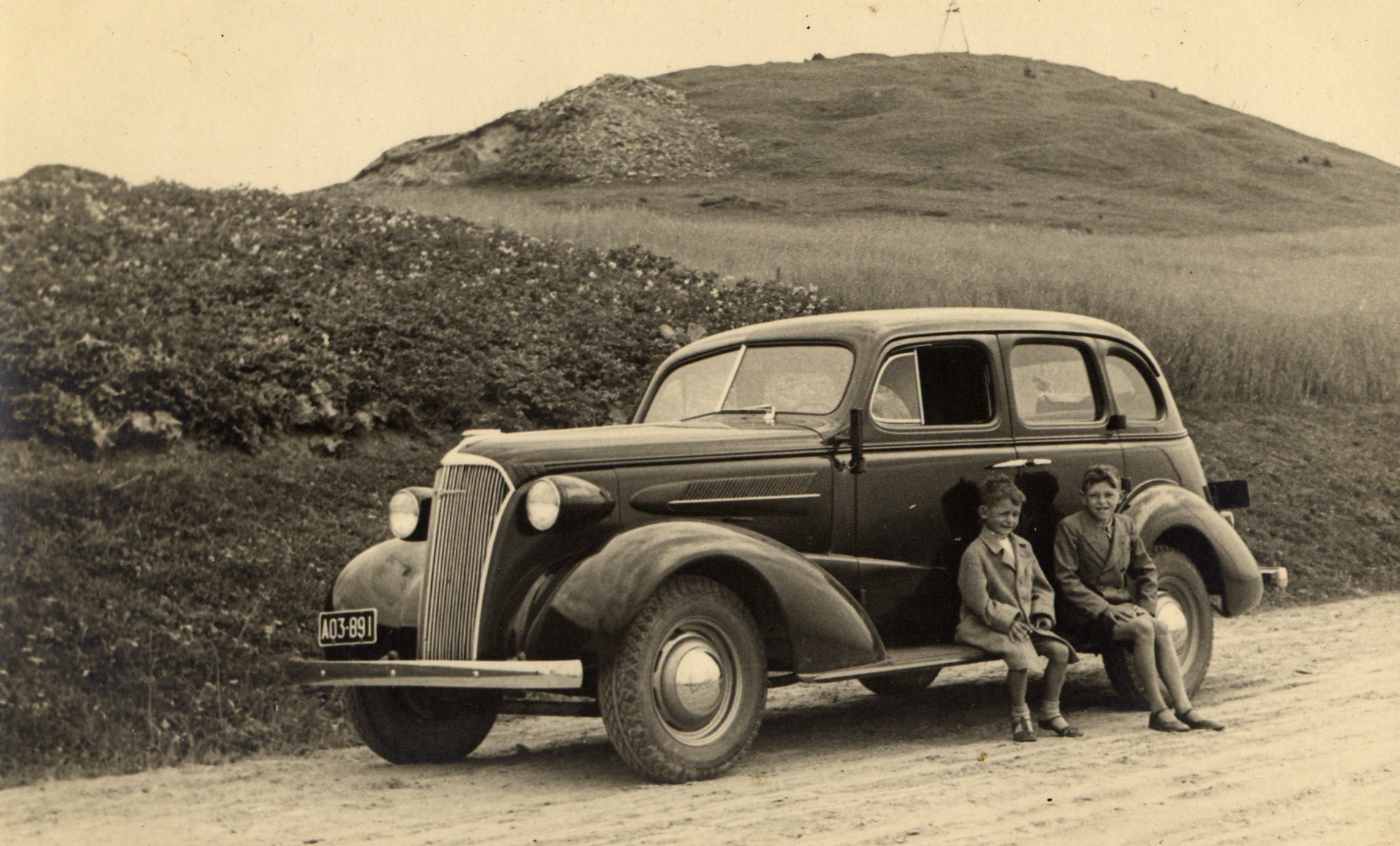 Chevrolet, model montowany w Polsce w latach 1937 – 1938. Na zdjęciu samochód z tablicą rejestracyjną z Warszawy.