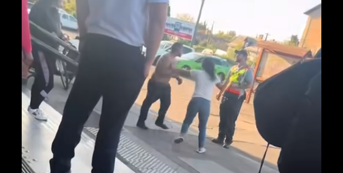 Durván kiütött egy balhézó férfit és egy nőt ez az egyenruhás férfi Miskolcon – videó