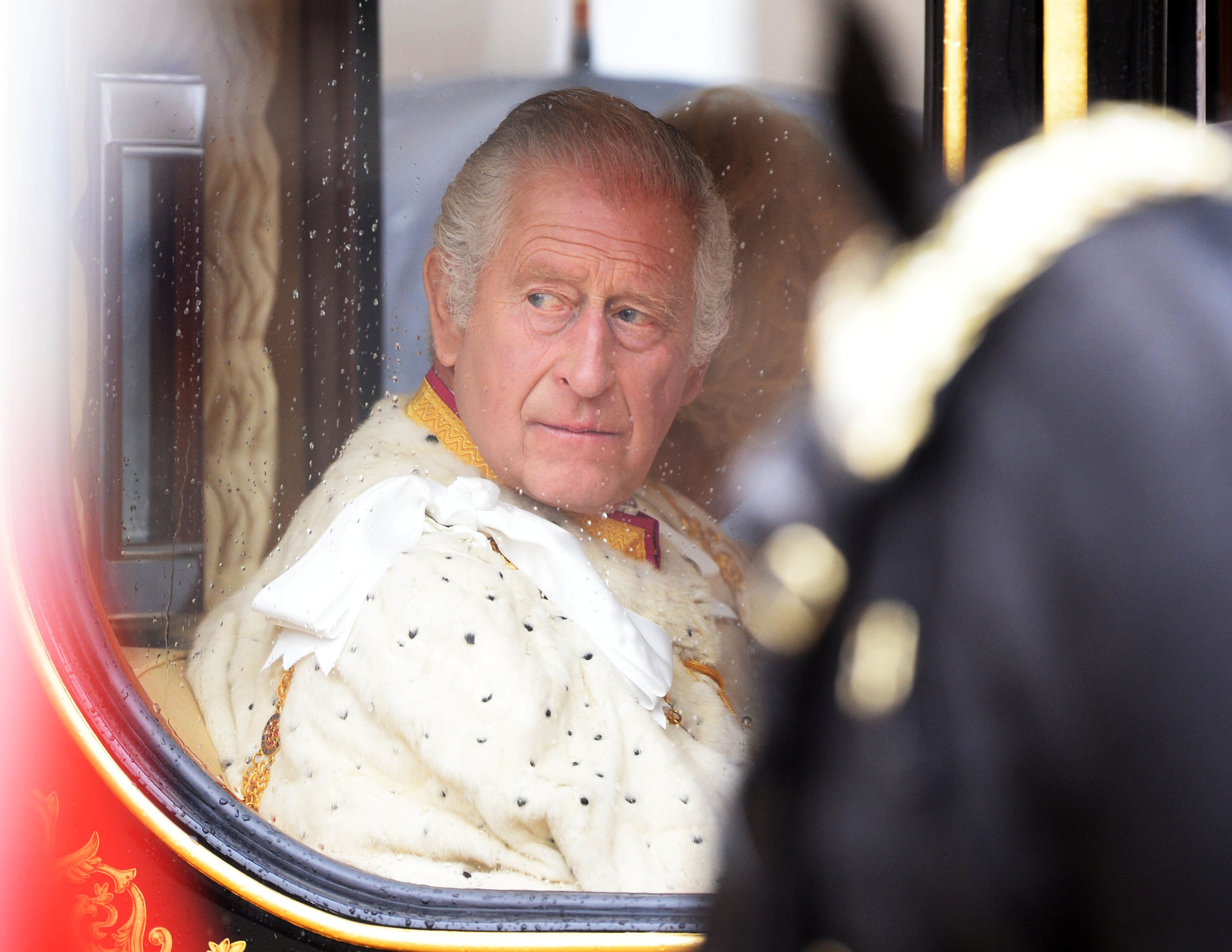 Így fogadta a világ III. Károly trónra kerülését