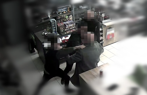 „Akkor gyere!” – Videón a brutális benzinkúti verekedés