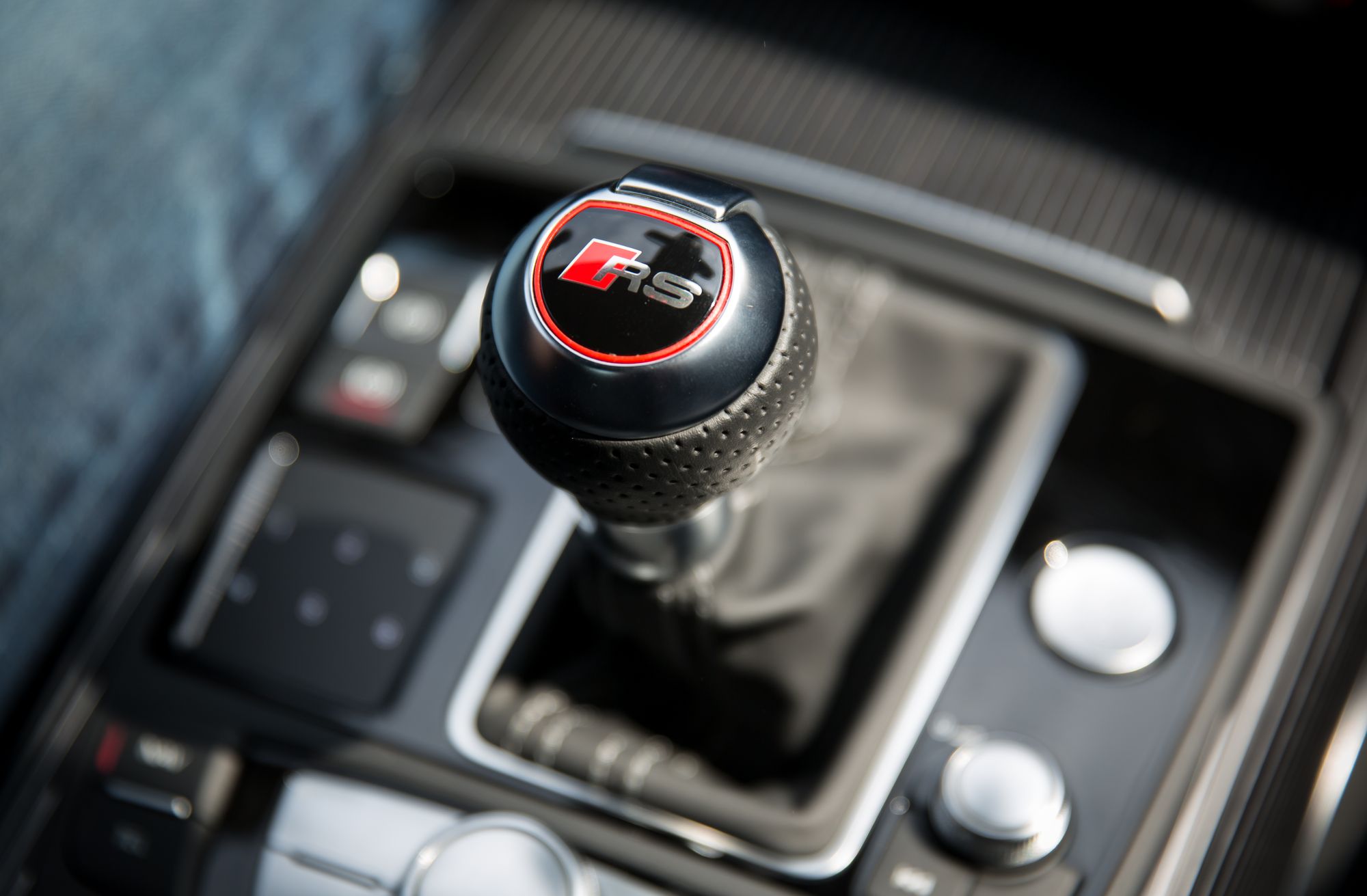 Skrzynia tiptronic ma osiem przełożeń. Kierowca może wybrać między trybem jazdy sportowej