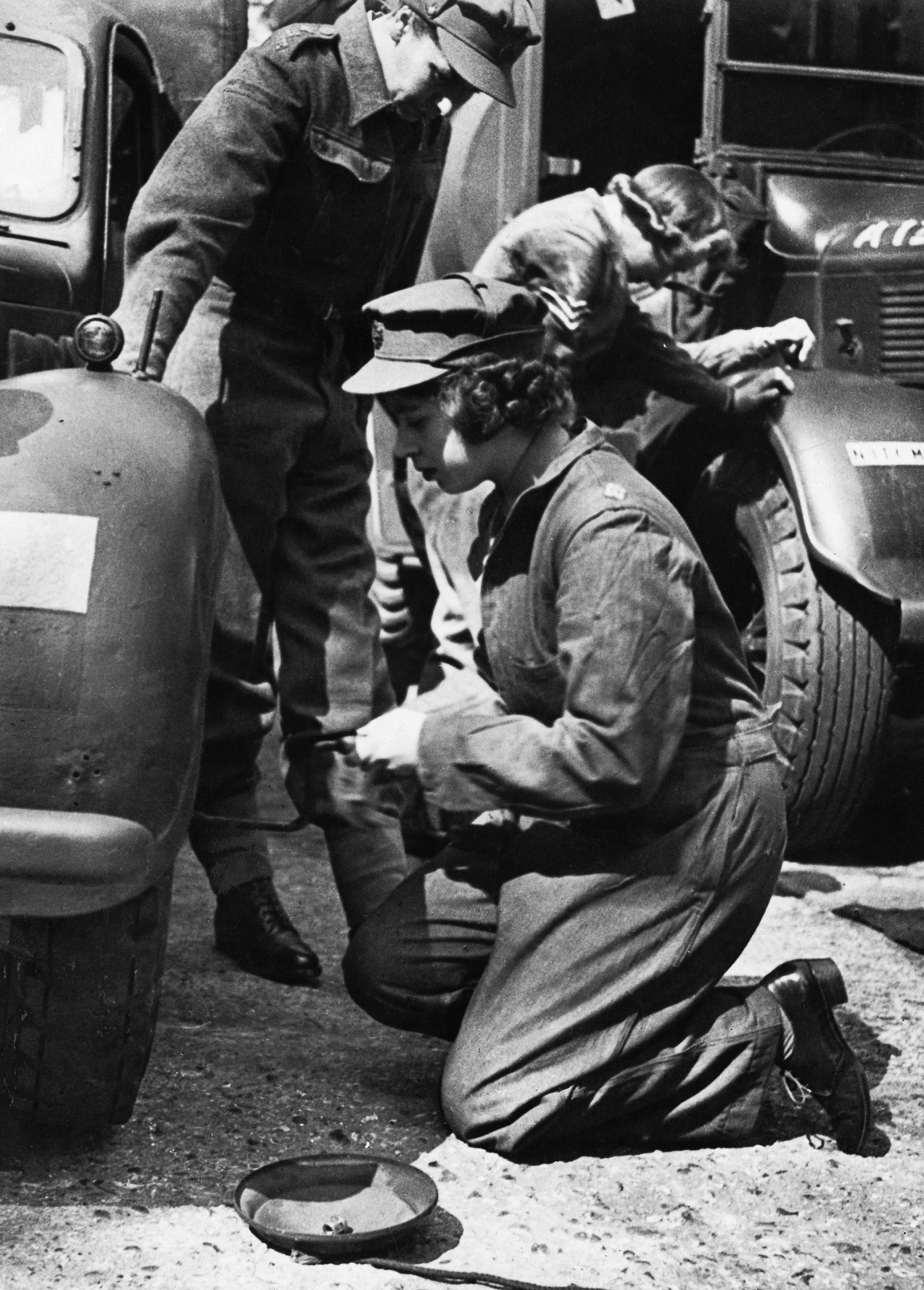 Księżniczka Elżbieta, podporucznik Pomocniczej Służby Terytorialnej w roli mechanika samochodowego, luty 1945 r. 