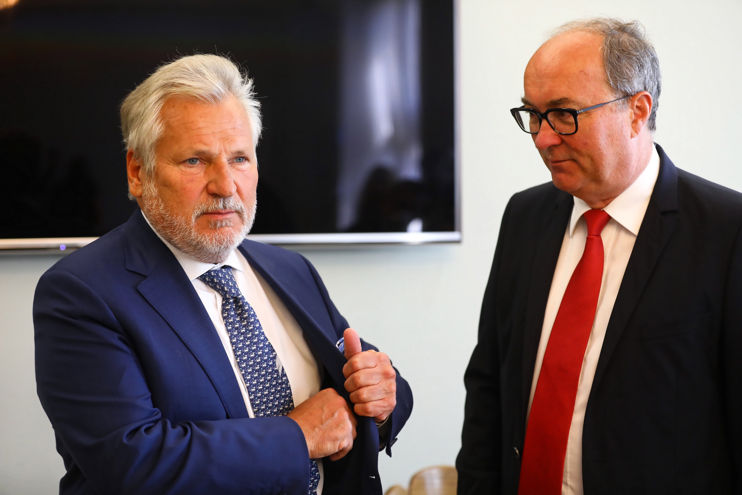 Aleksander Kwaśniewski i Włodzimierz Czarzasty podczas spotkania z Koalicyjnym Klubem Parlamentarnym Lewicy w Sejmie RP, Warszawa, sierpień 2020 r.