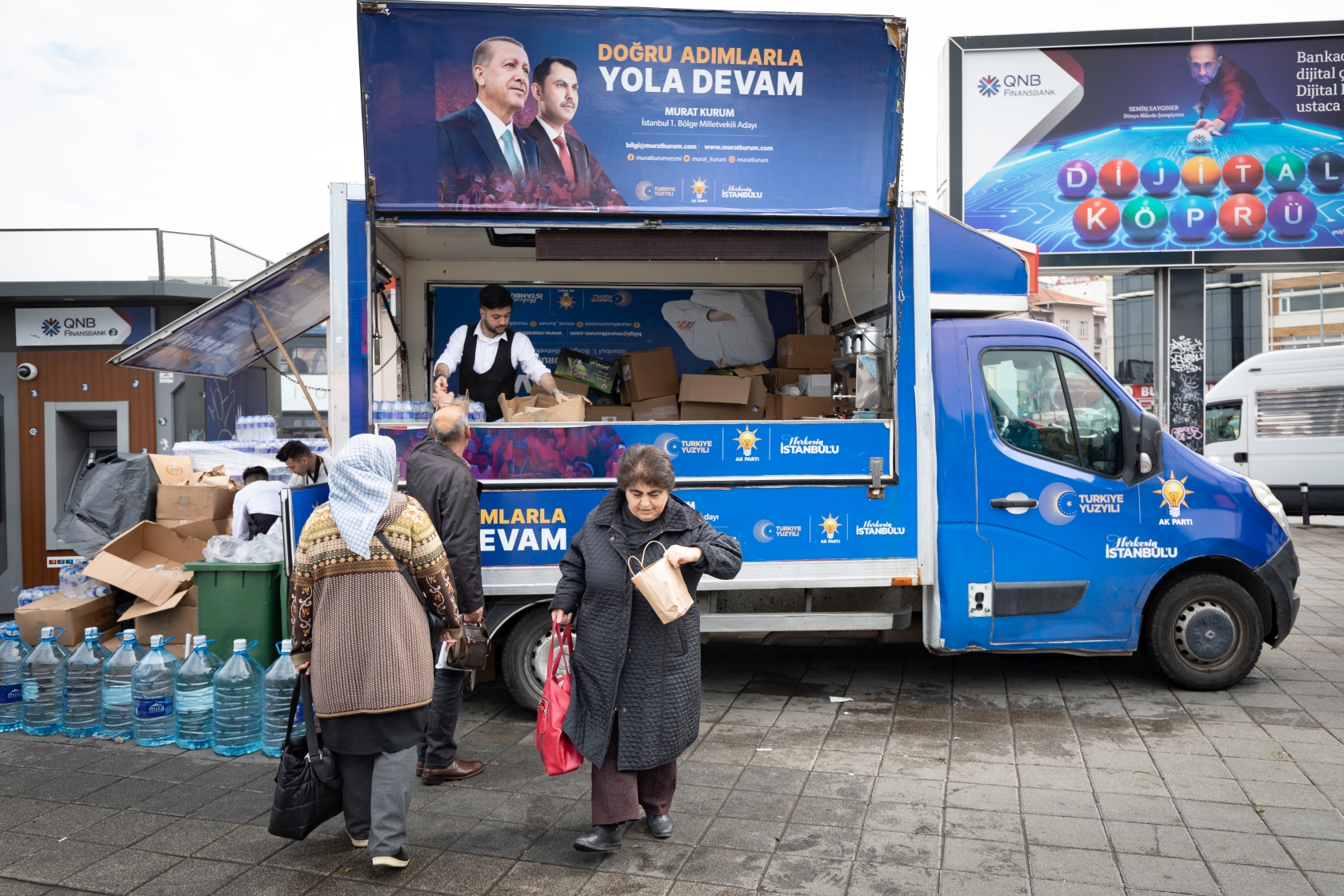 Furgonetka z „pakietami wyborczymi” Tayipa Erdoğana niedaleko przystani promów w Kadıköy w azjatyckiej części Stambułu