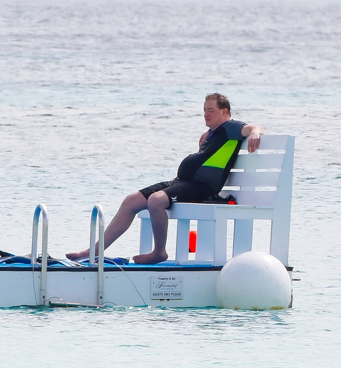 A 49 éves Brendan a napokban a karibi tengerparton pihent, szemfüles lesifotósok pedig meg is örökítették. A Kőbunkó vicces sztárja a képek tanúsága szerint alaposan megváltozott, hatalmas pocakot növesztett.