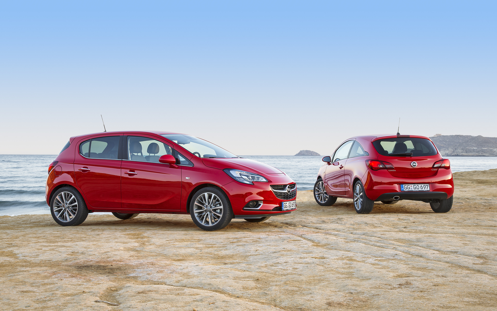 Nową corsę na życzenie Opel dostarczy wyposażoną w adaptacyjne reflektory biksenonowe, układ ostrzegający o pojeździe w martwym polu (Side Blind Spot Alert), kamerę Opel Eye z funkcją rozpoznawania znaków drogowych montowaną w przedniej części samochodu. Na liście dodatków jest też asystent pasa ruchu (LDW), asystent świateł drogowych (HBA), układ monitorowania odległości od poprzedzającego samochodu i system ostrzegający o zagrożeniu kolizją czołową.
