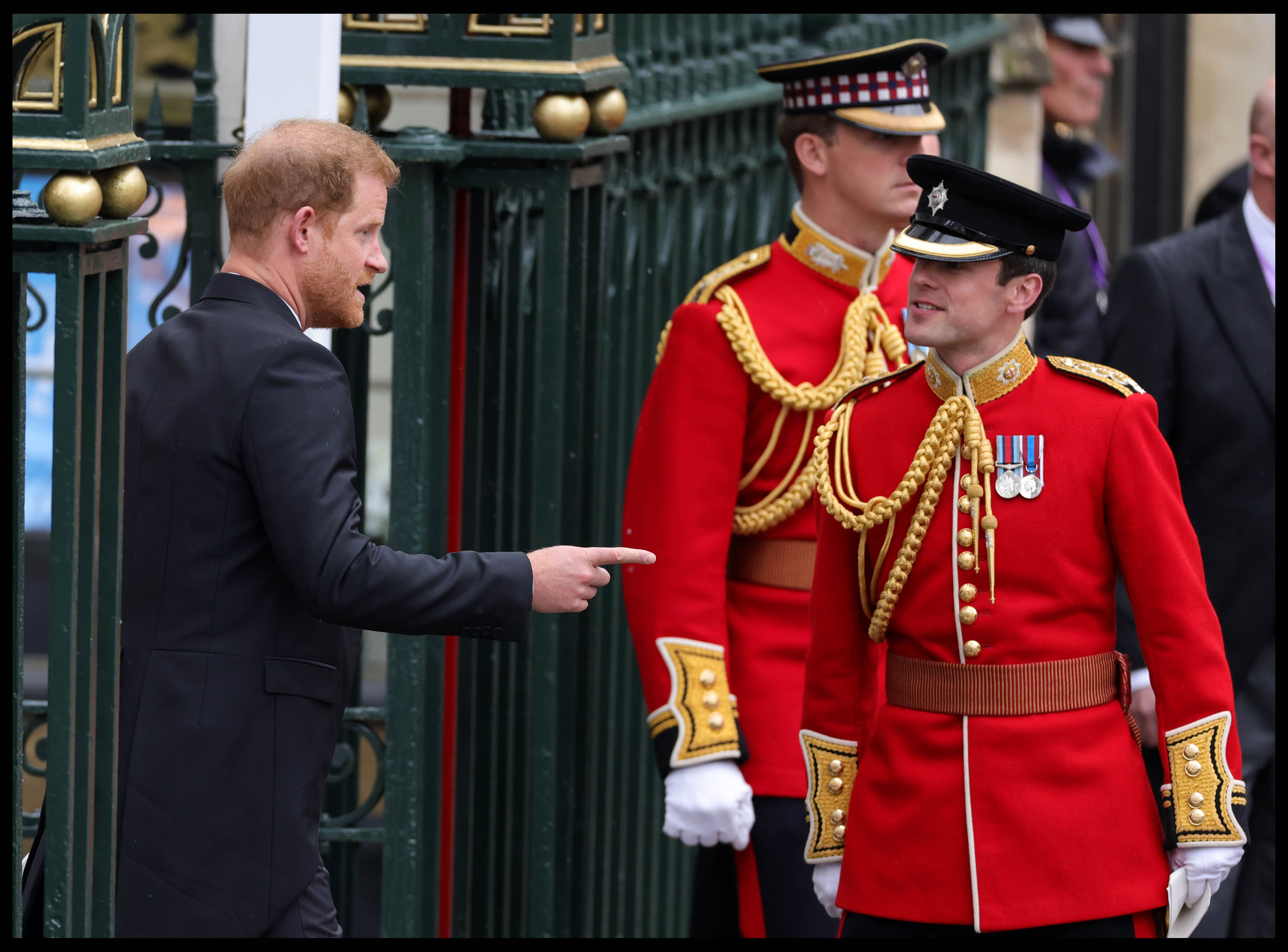Leolvasták a szakértők a szájáról! Ezt mondta a kirekesztett Harry herceg apja, III. Károly koronázásán