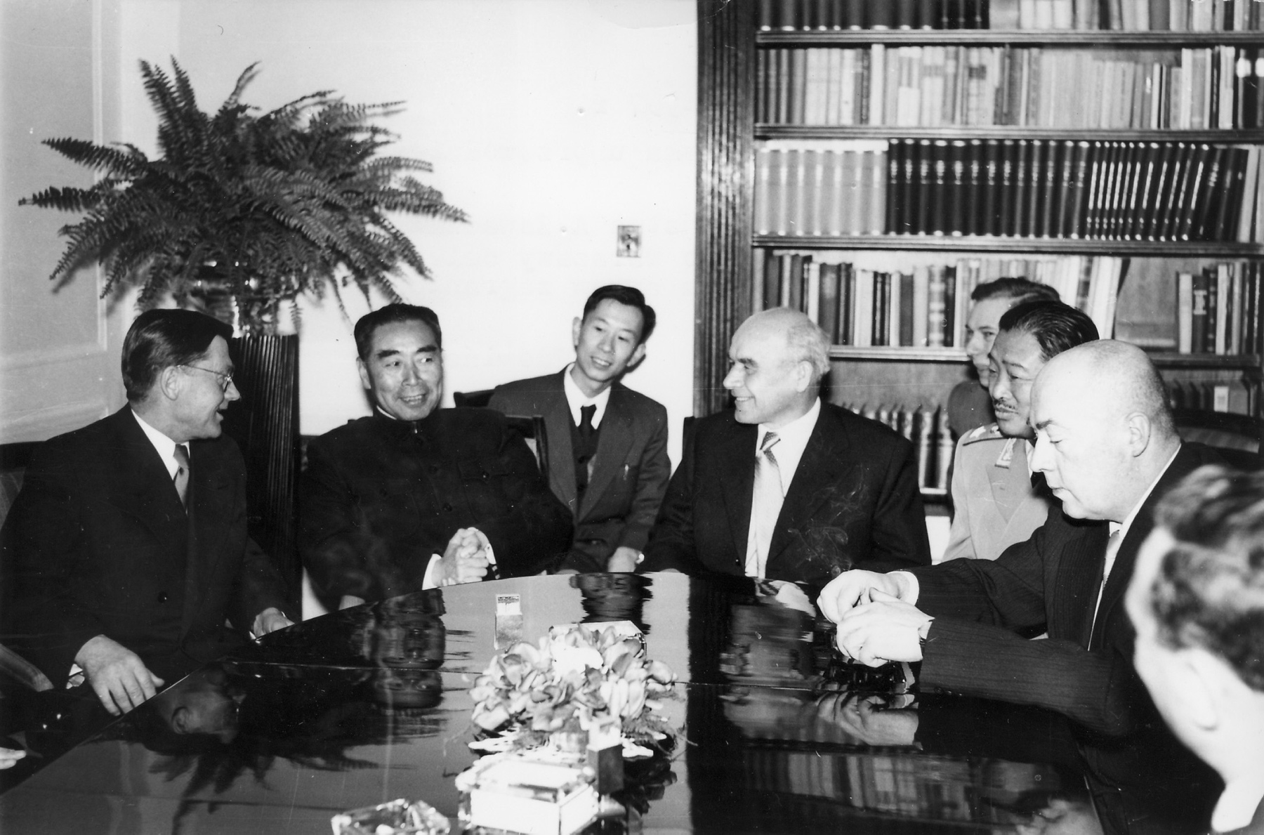 Wizyta rządowej delegacji Chin w Polsce. Od lewej: Aleksander Zawadzki, Zhou Enlai, Władysław Gomułka i Józef Cyrankiewicz, 1957 r