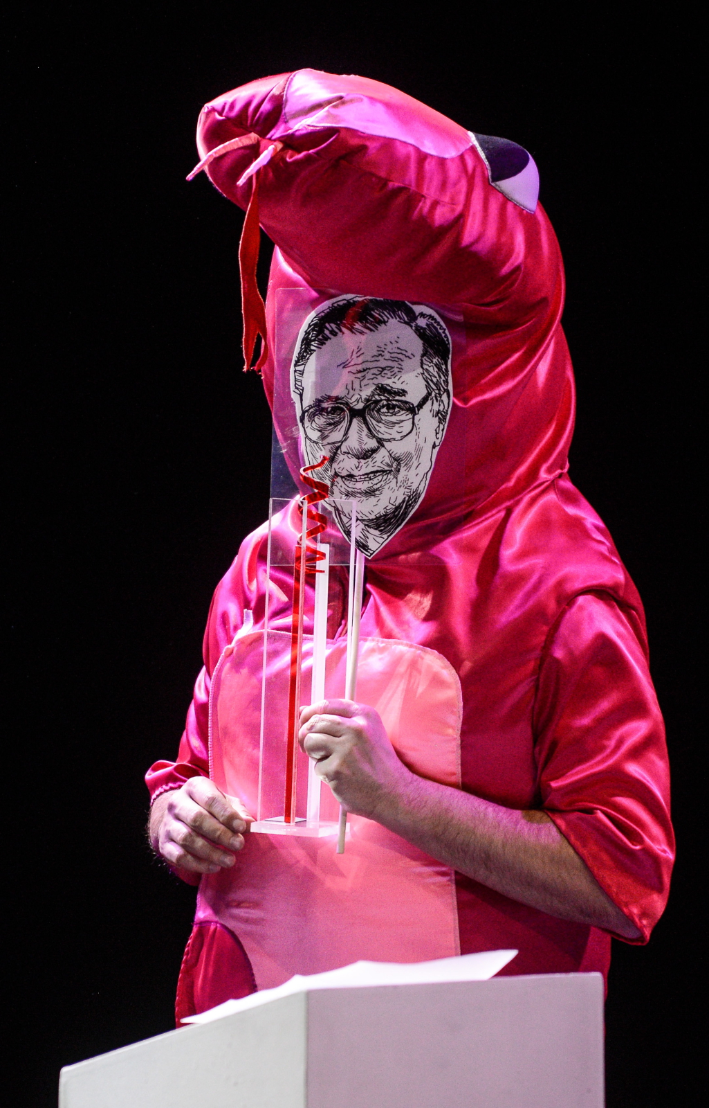 Tomasz Karolak jako pluszowy wąż z twarzą Krzysztofa Zanussiego