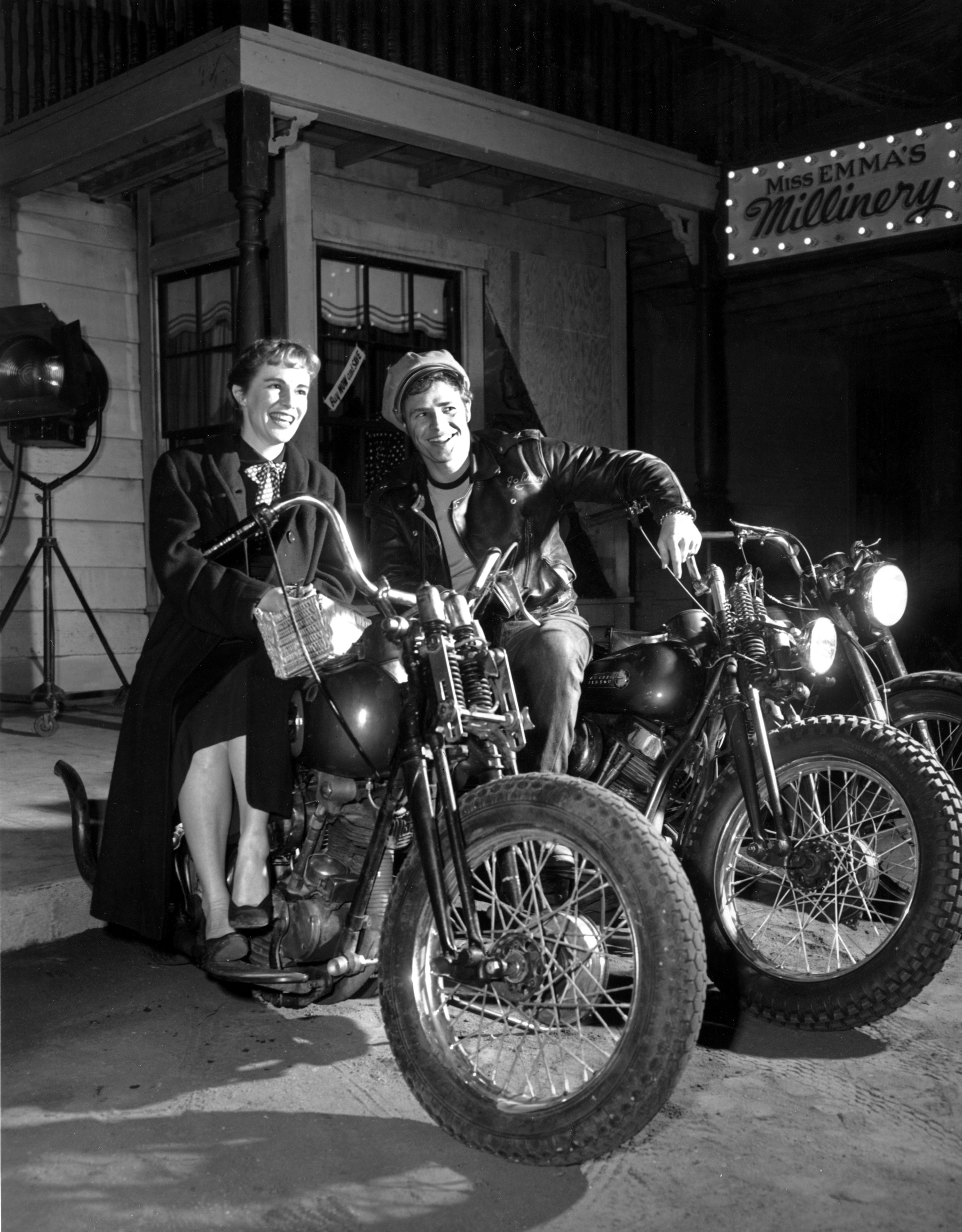 Marlon Brando z siostrą Jocelyn, która odwiedziła go na planie